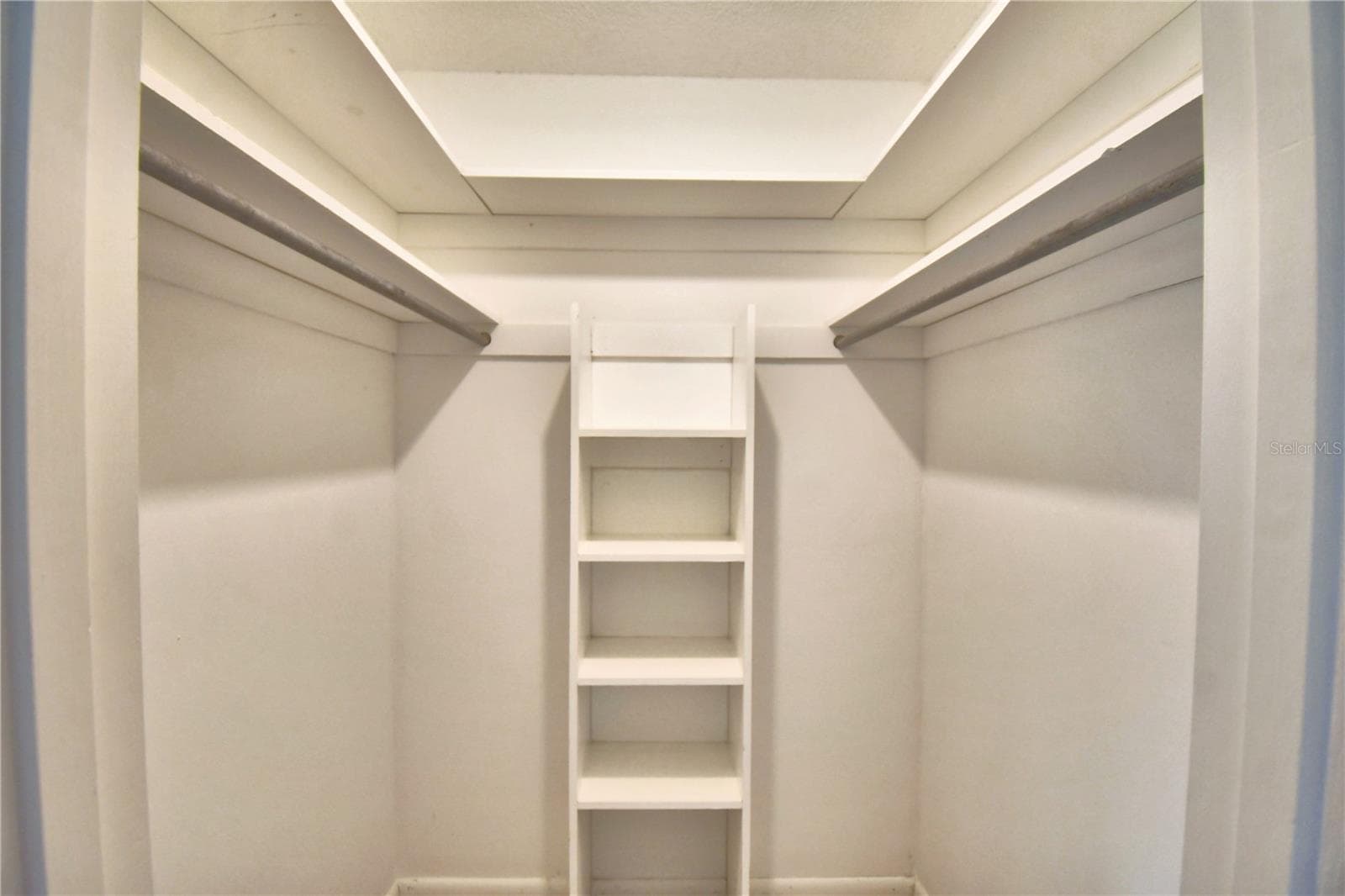 Walk In Closet - 902 CRESTVIEW DR, AUBURNDALE