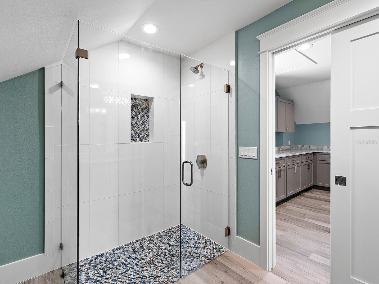 Full bathroom in the in-law suite - 4024 11TH STREET CT W, PALMETTO
