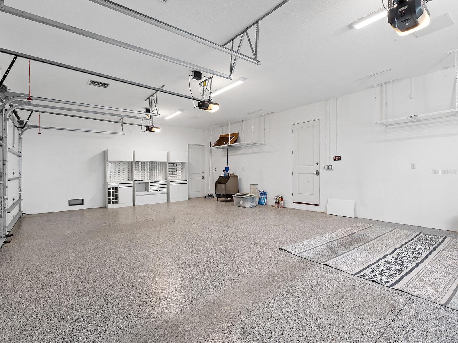Immaculate garage with epoxy flooring, topped by a spacious, nearly 800-square-foot interior in-law suite complete with a full bathroom - 4024 11TH STREET CT W, PALMETTO