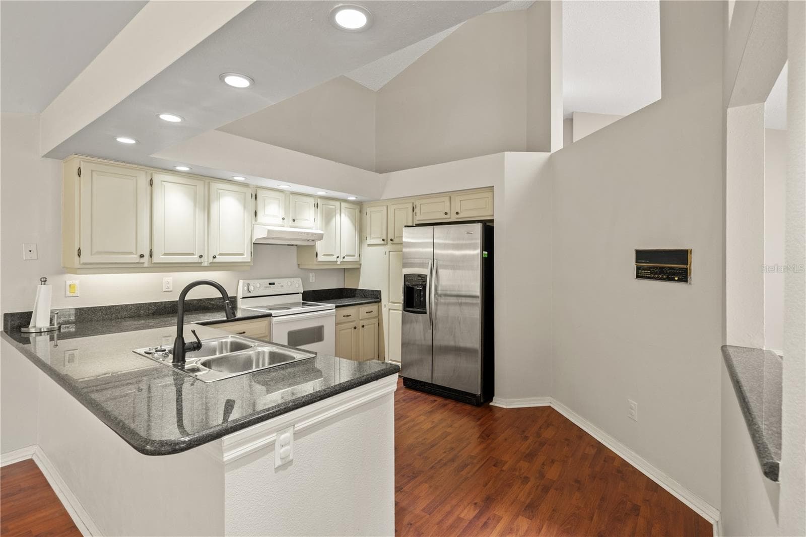 Single Family Residence at 6005 FAIRWAY PALMS CT, TAMPA, photo 14 of 58