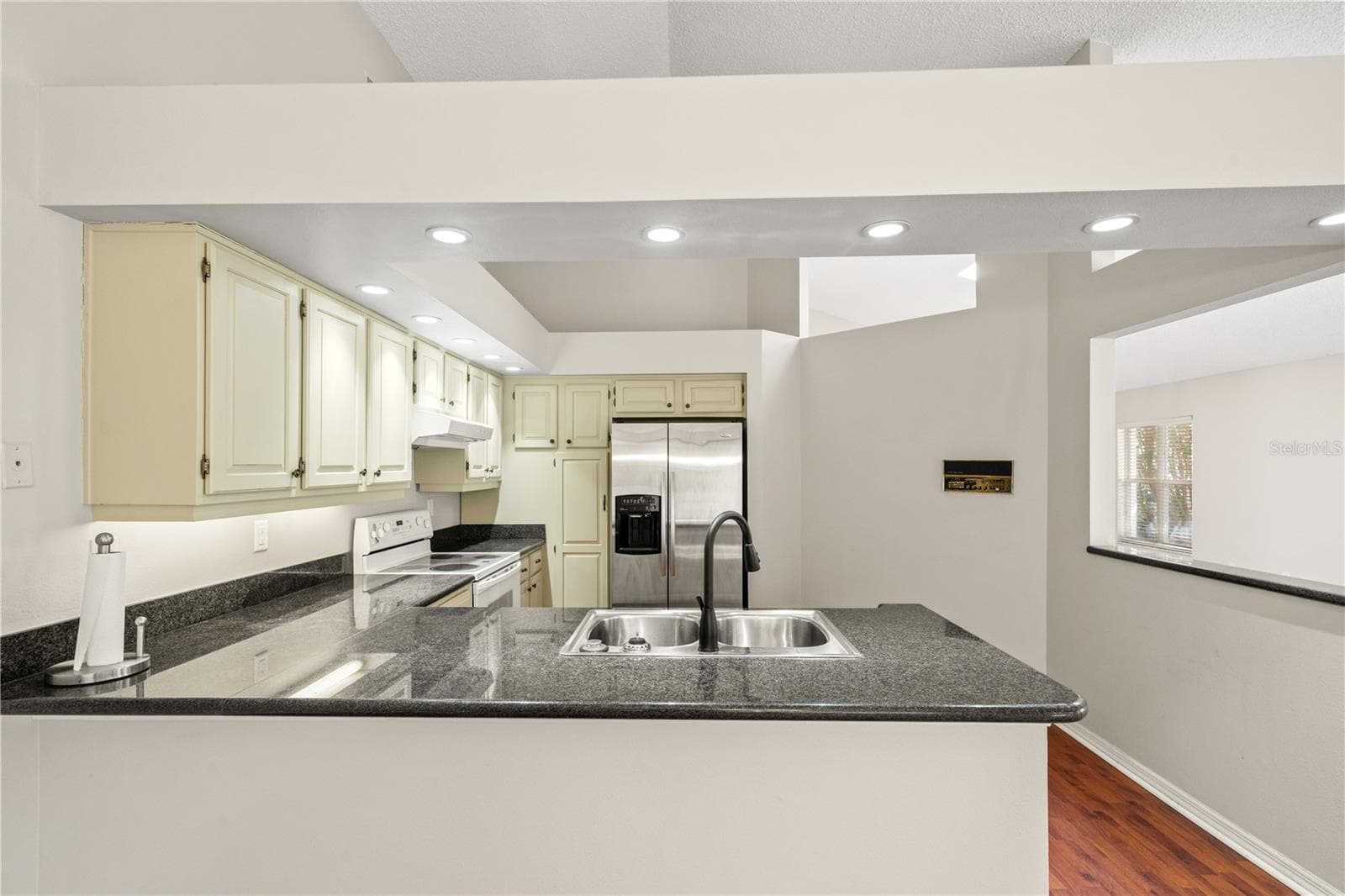 Single Family Residence at 6005 FAIRWAY PALMS CT, TAMPA, photo 15 of 58