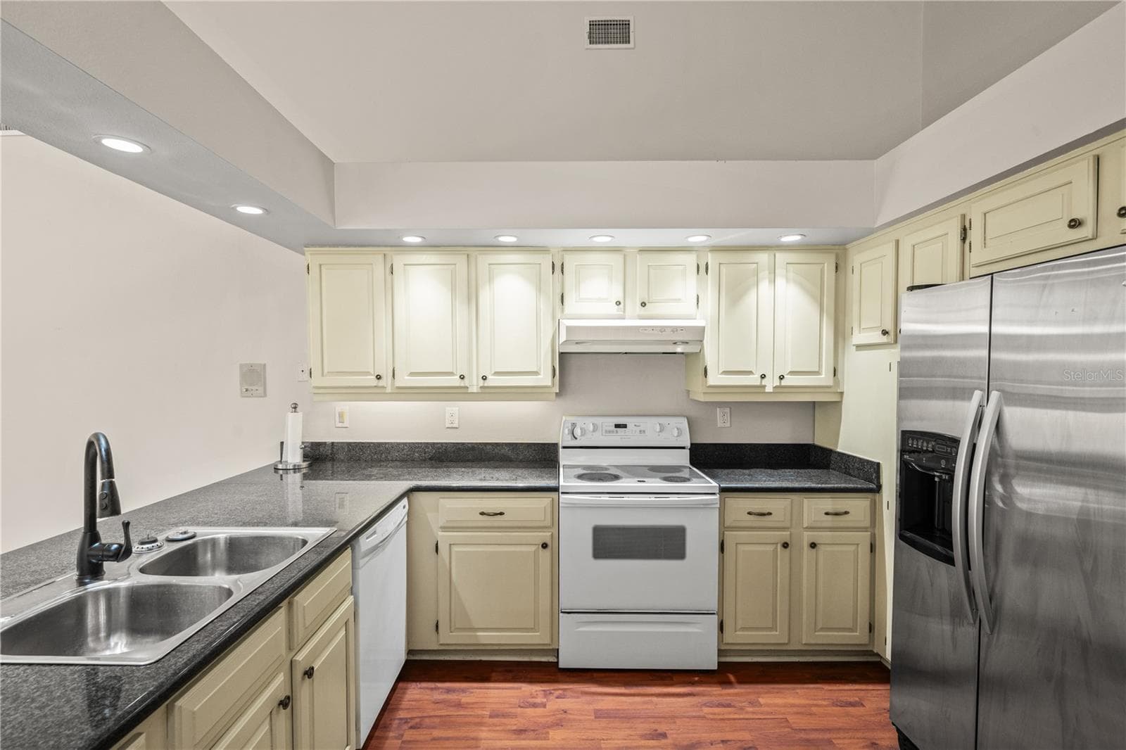 Single Family Residence at 6005 FAIRWAY PALMS CT, TAMPA, photo 16 of 58