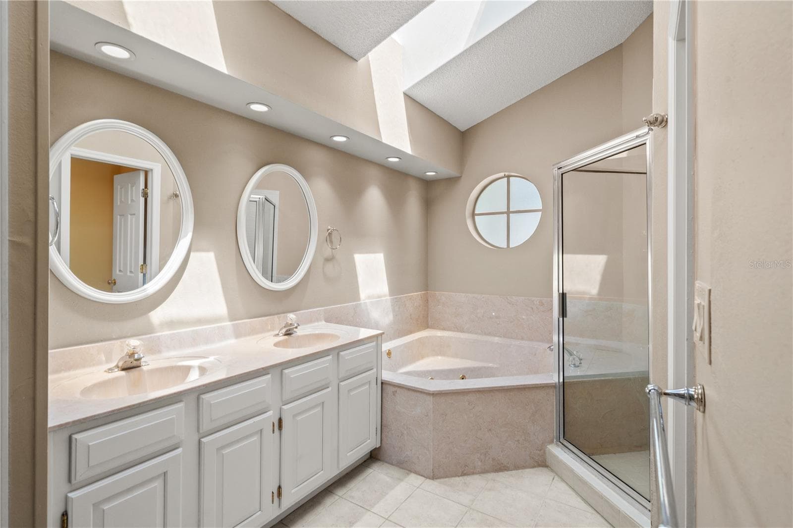 Single Family Residence at 6005 FAIRWAY PALMS CT, TAMPA, photo 27 of 58