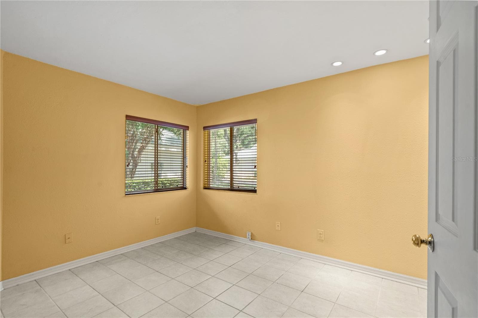 Single Family Residence at 6005 FAIRWAY PALMS CT, TAMPA, photo 37 of 58