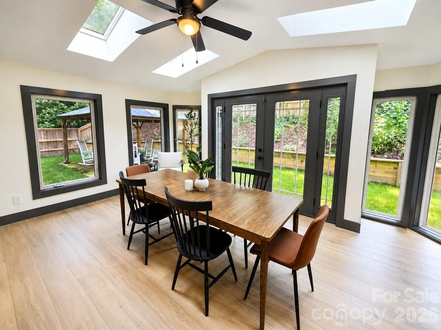 welcoming dining area. - Arden