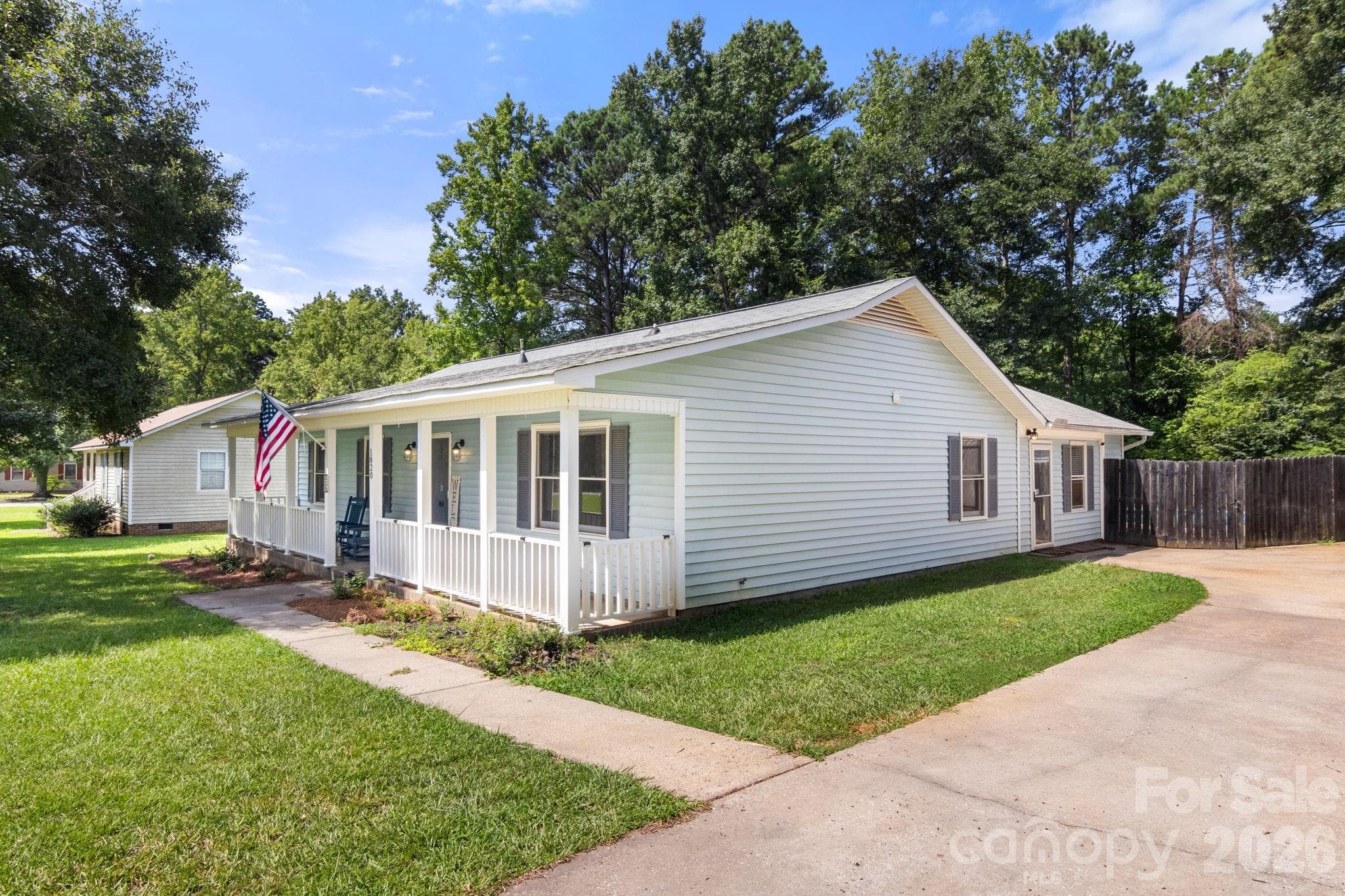 Nice size driveway - 1820 Bridgewood Drive, Lancaster