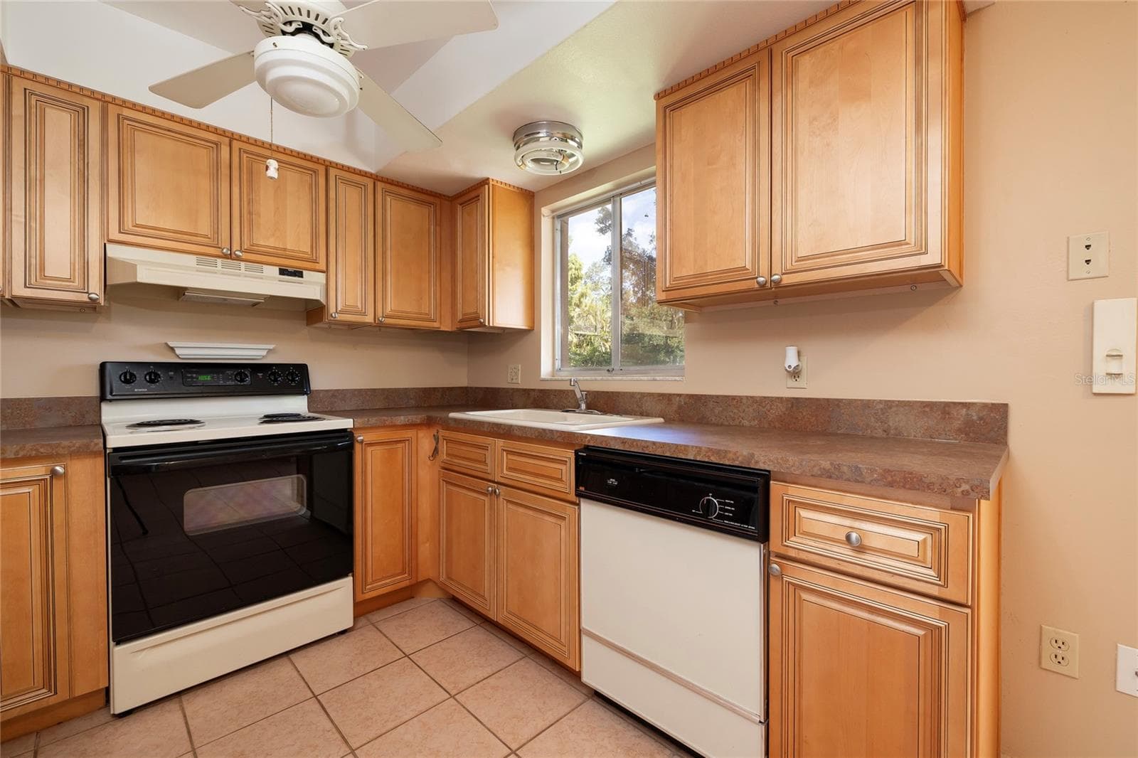 Kitchen with updated solid-wood cabinets - 6355 102ND TER N, PINELLAS PARK