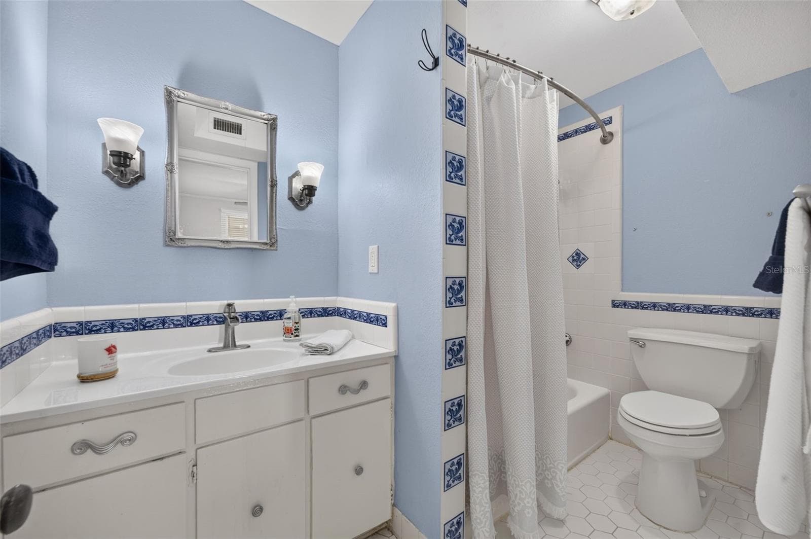 Single Family Residence at 834 N ALEXANDER ST, MOUNT DORA, photo 14 of 23
