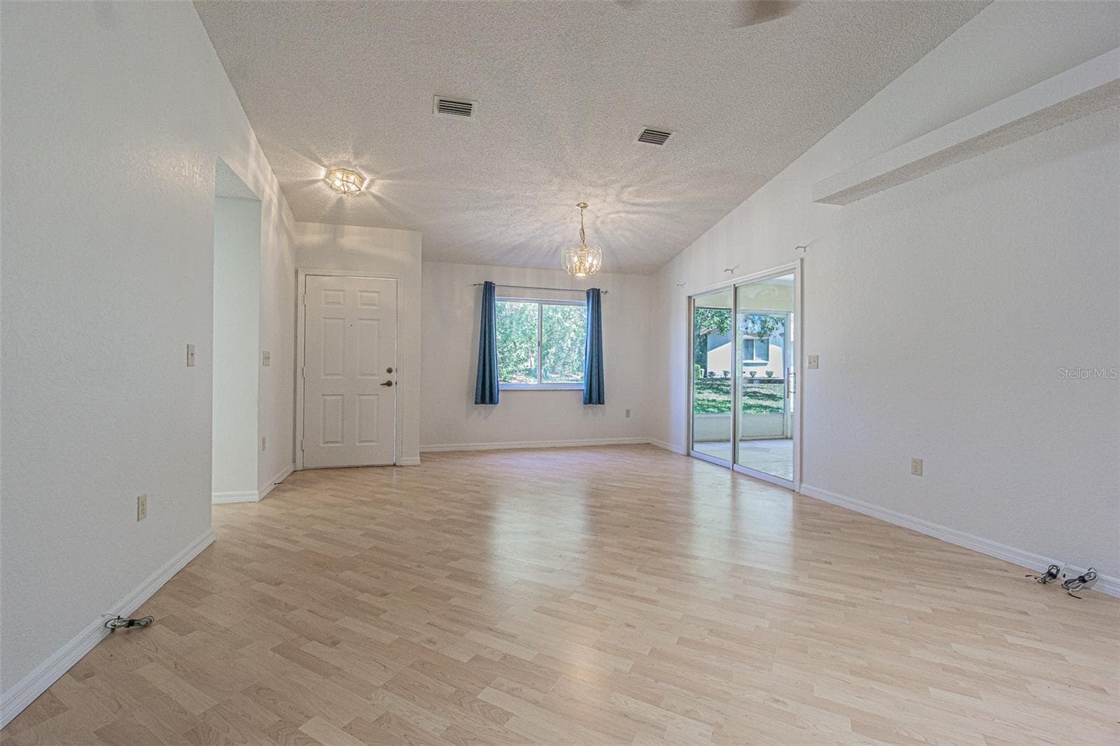 Spacious Living Room - 8157 STURBRIDGE CT, WEEKI WACHEE