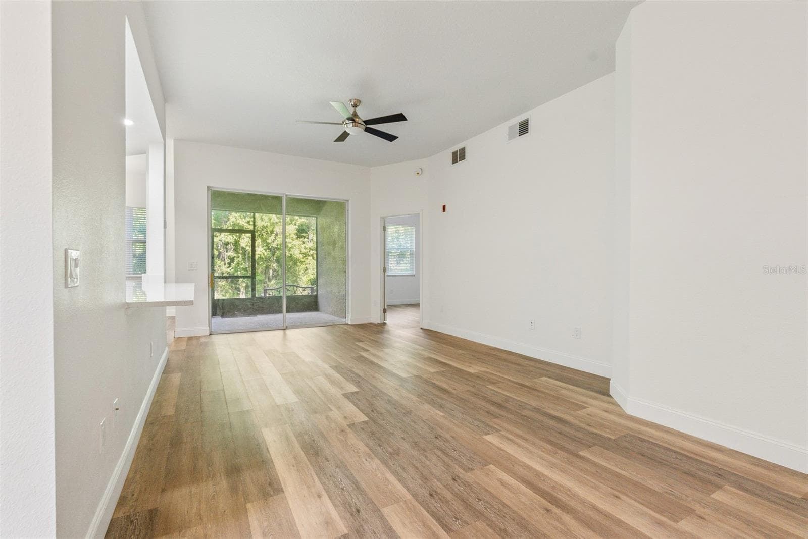 Living Room - 9416 MYRTLE CREEK LN #701, ORLANDO