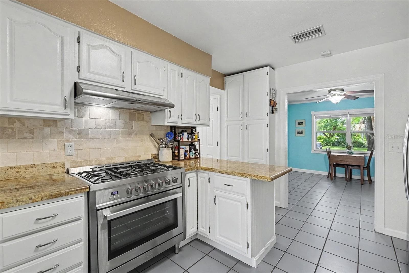 Yes, that is a gas stove/oven! - 12321 82ND AVE, SEMINOLE