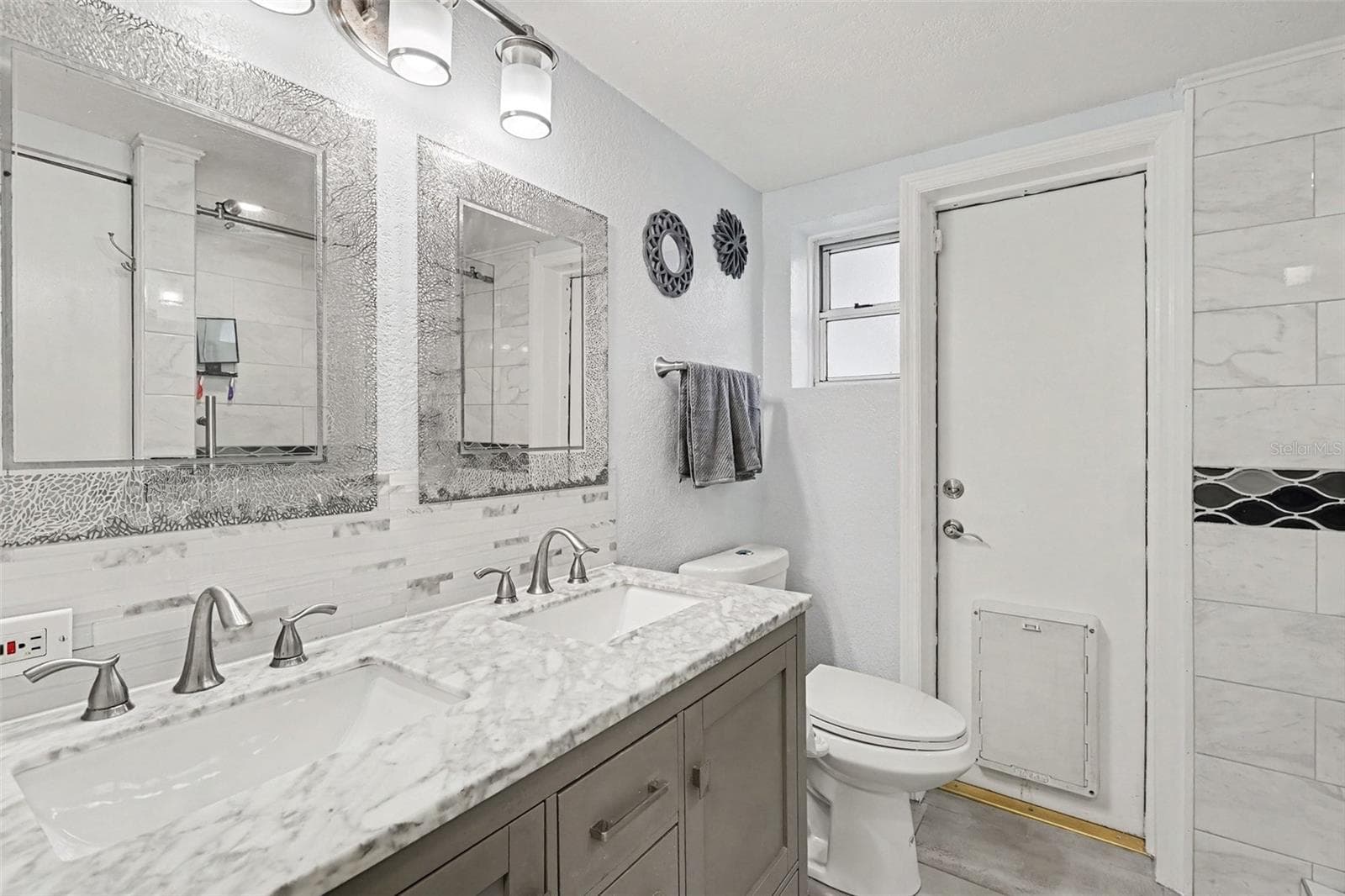 Spacious bathroom with access to the pool - because it is very important to bathroom access from the pool. - 12321 82ND AVE, SEMINOLE