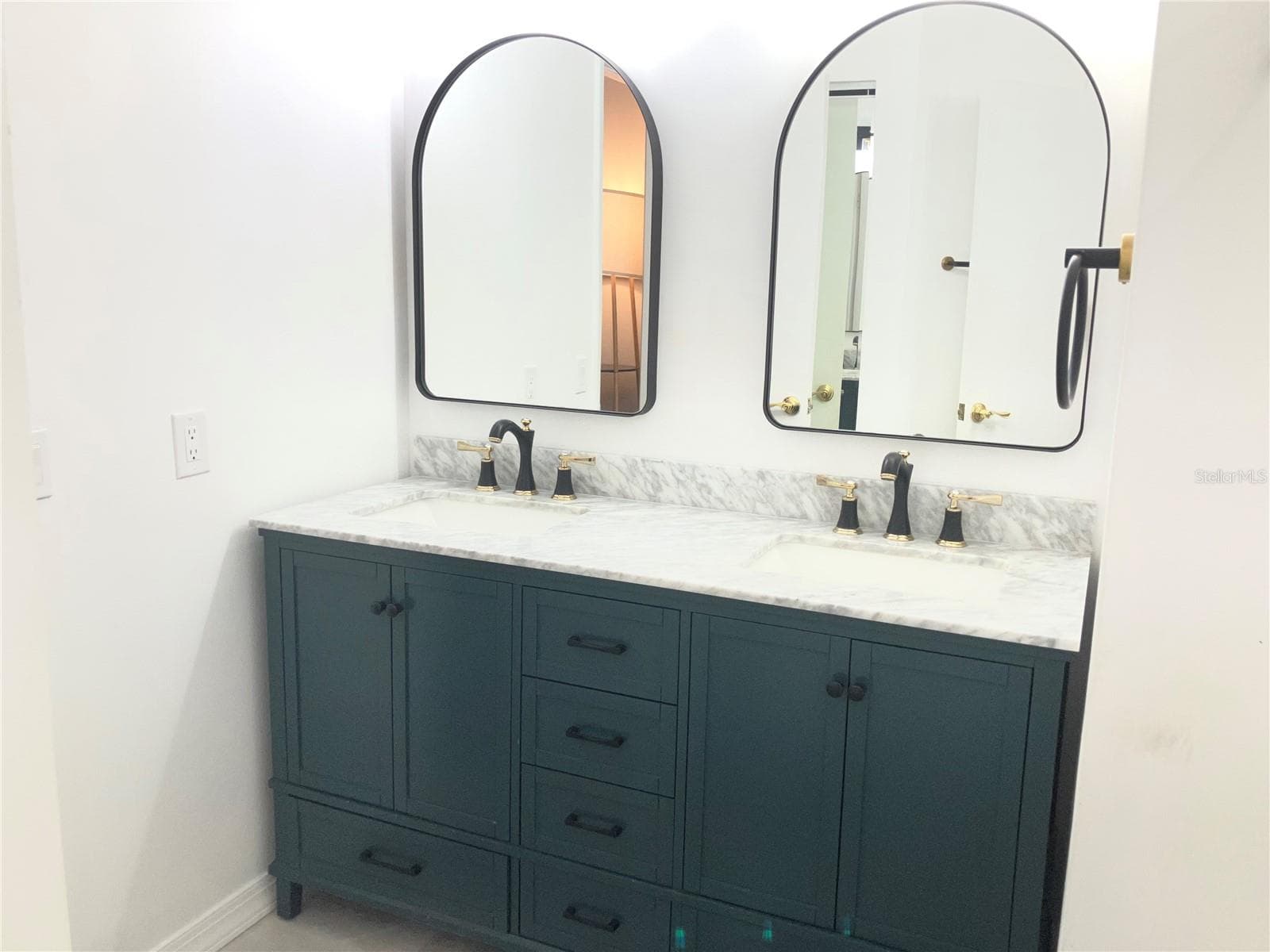 Master bathroom double sink vanity - 3440 LAUREL DALE DR, TAMPA