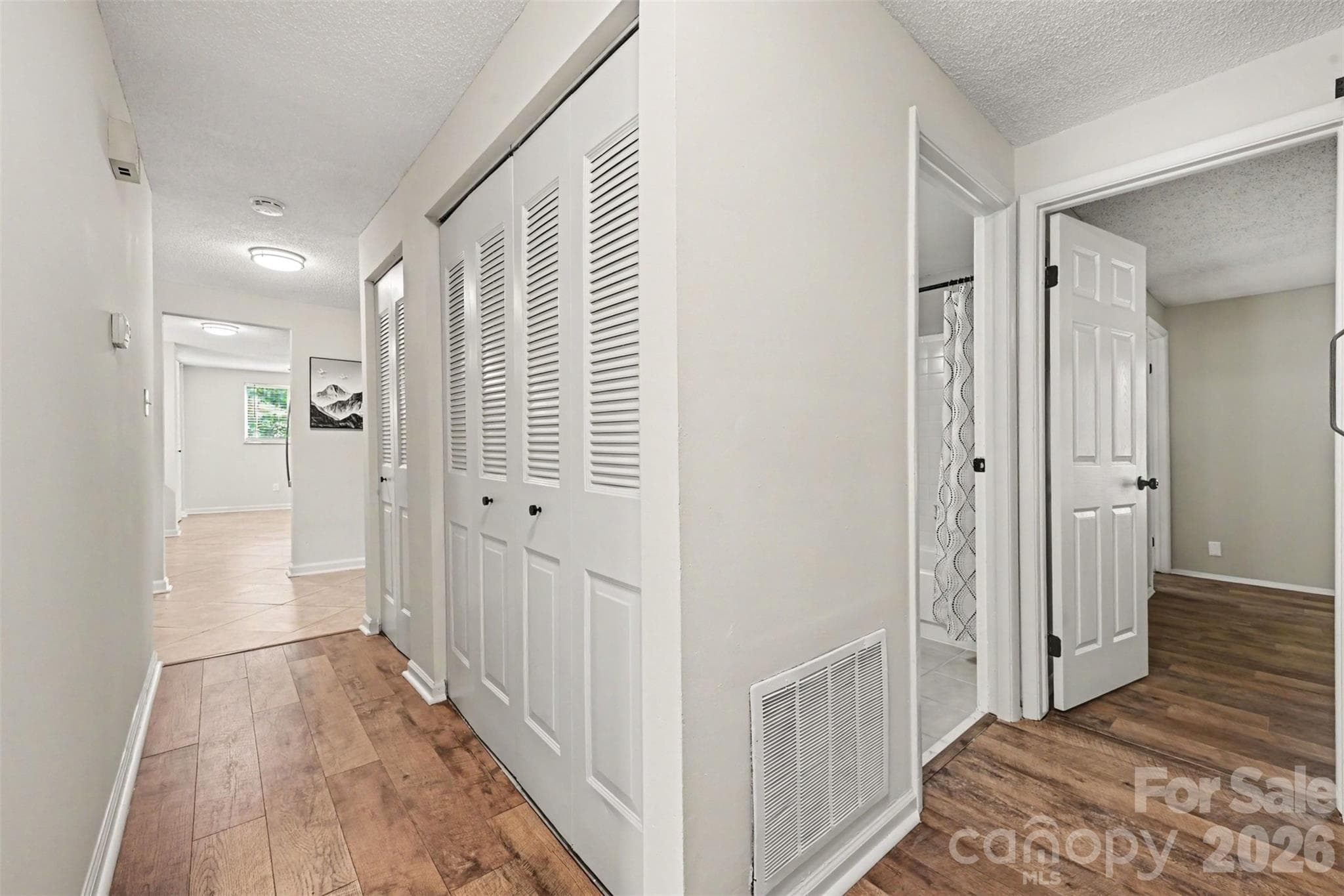 Single Family Residence at 7319 Shadowlake Drive, Charlotte, photo 4 of 24