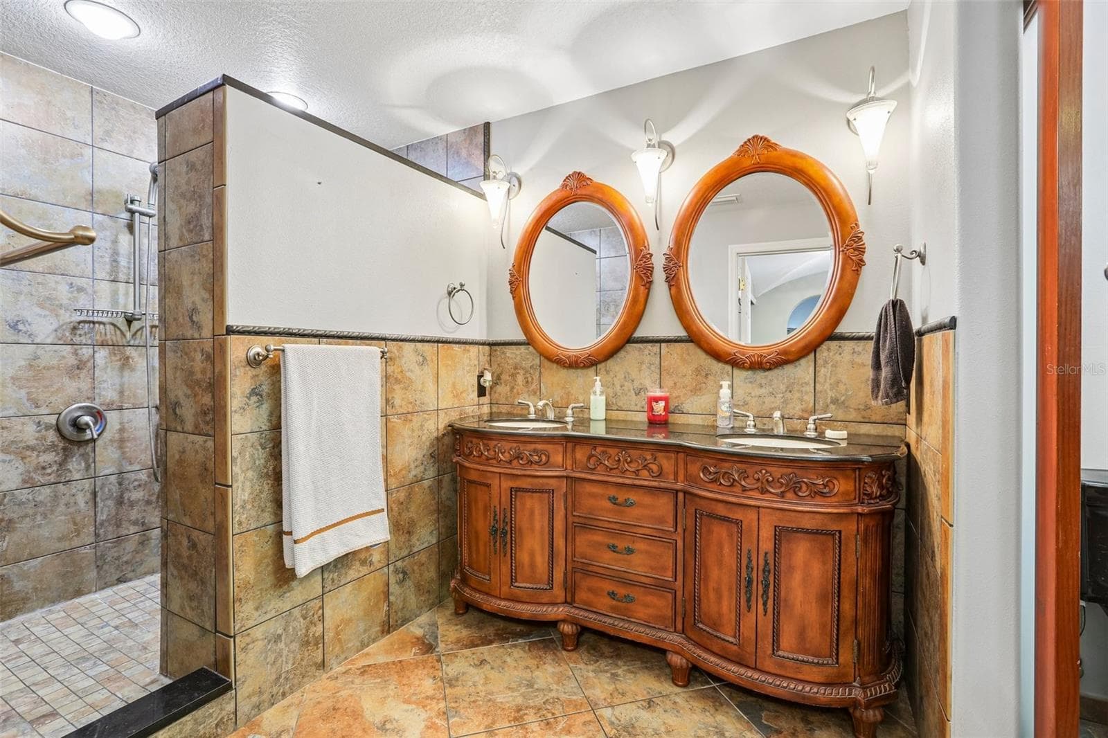Double sinks - 3131 N CANAL DR, PALM HARBOR