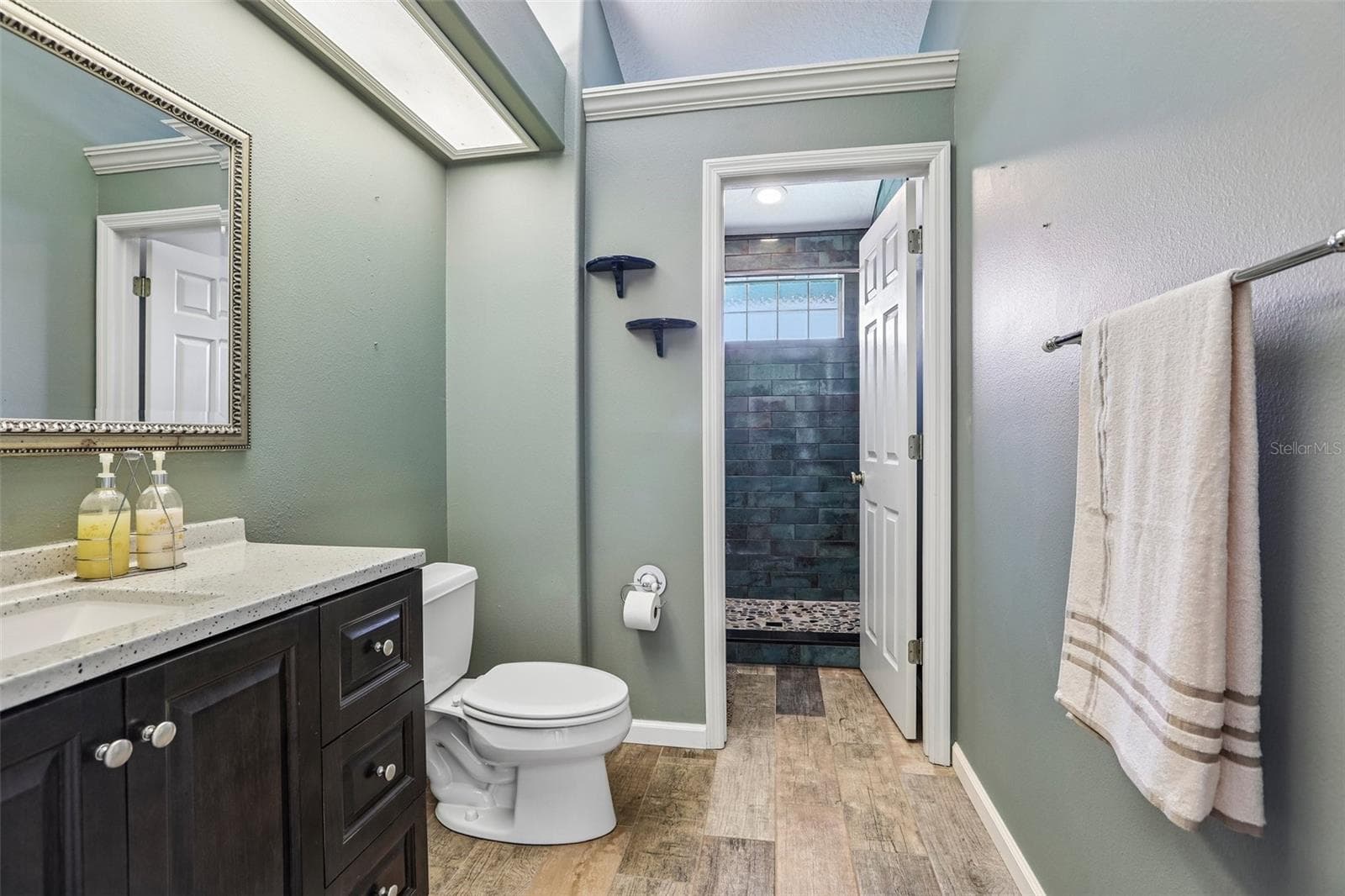 Second floor full bathroom - 3131 N CANAL DR, PALM HARBOR
