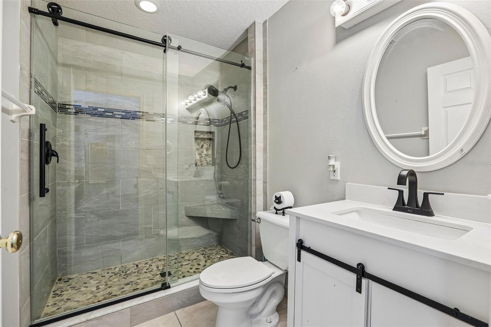 Inlaw full bathroom - 3131 N CANAL DR, PALM HARBOR