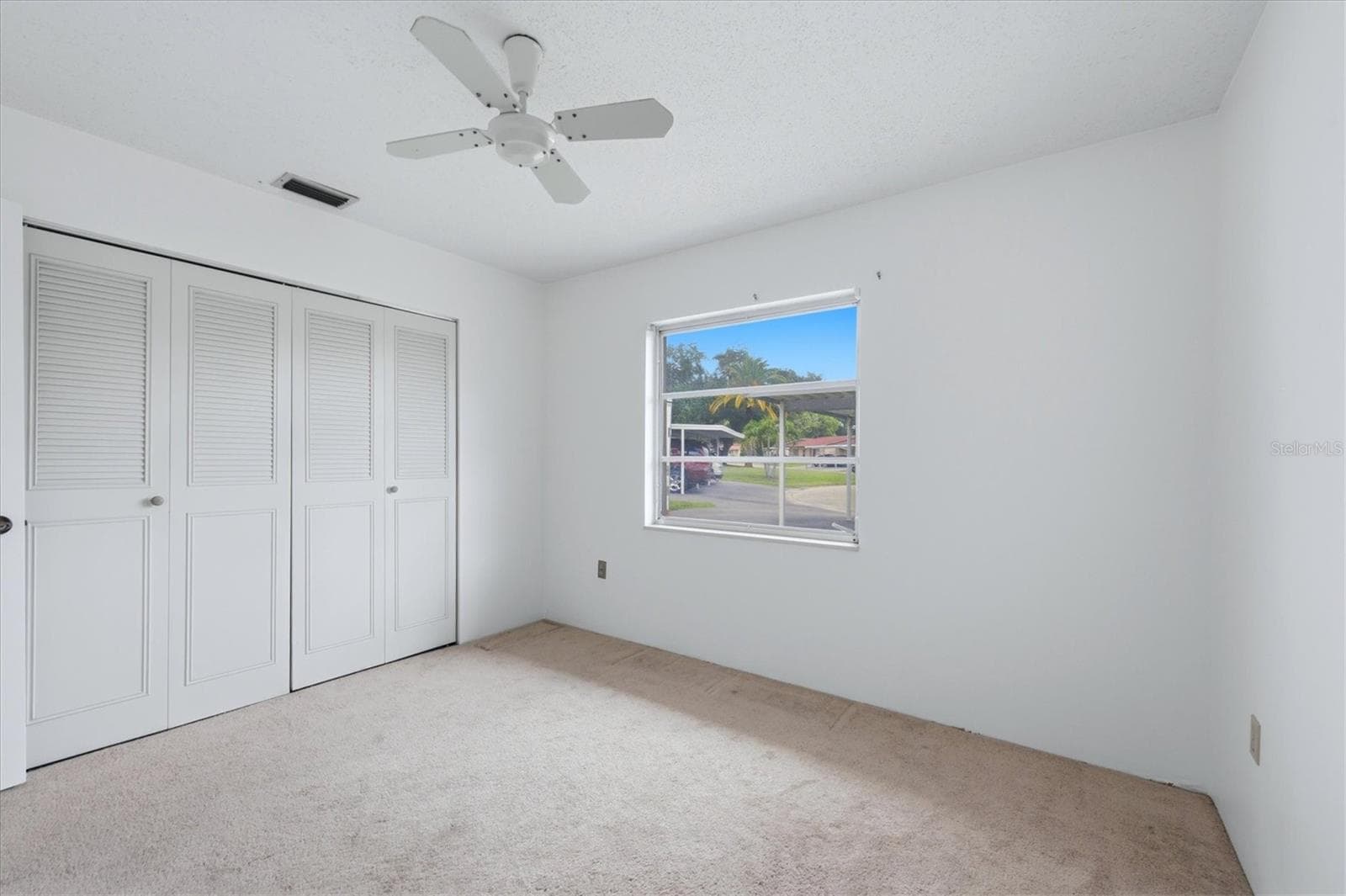 Guest room with large closet - 4538 PAWNEE TRL #197, SARASOTA