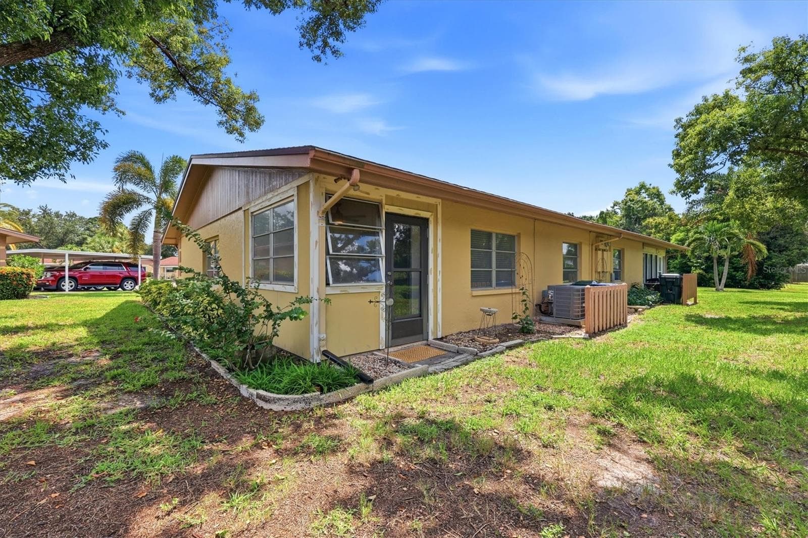 End Unit with a backyard to enjoy! - 4538 PAWNEE TRL #197, SARASOTA