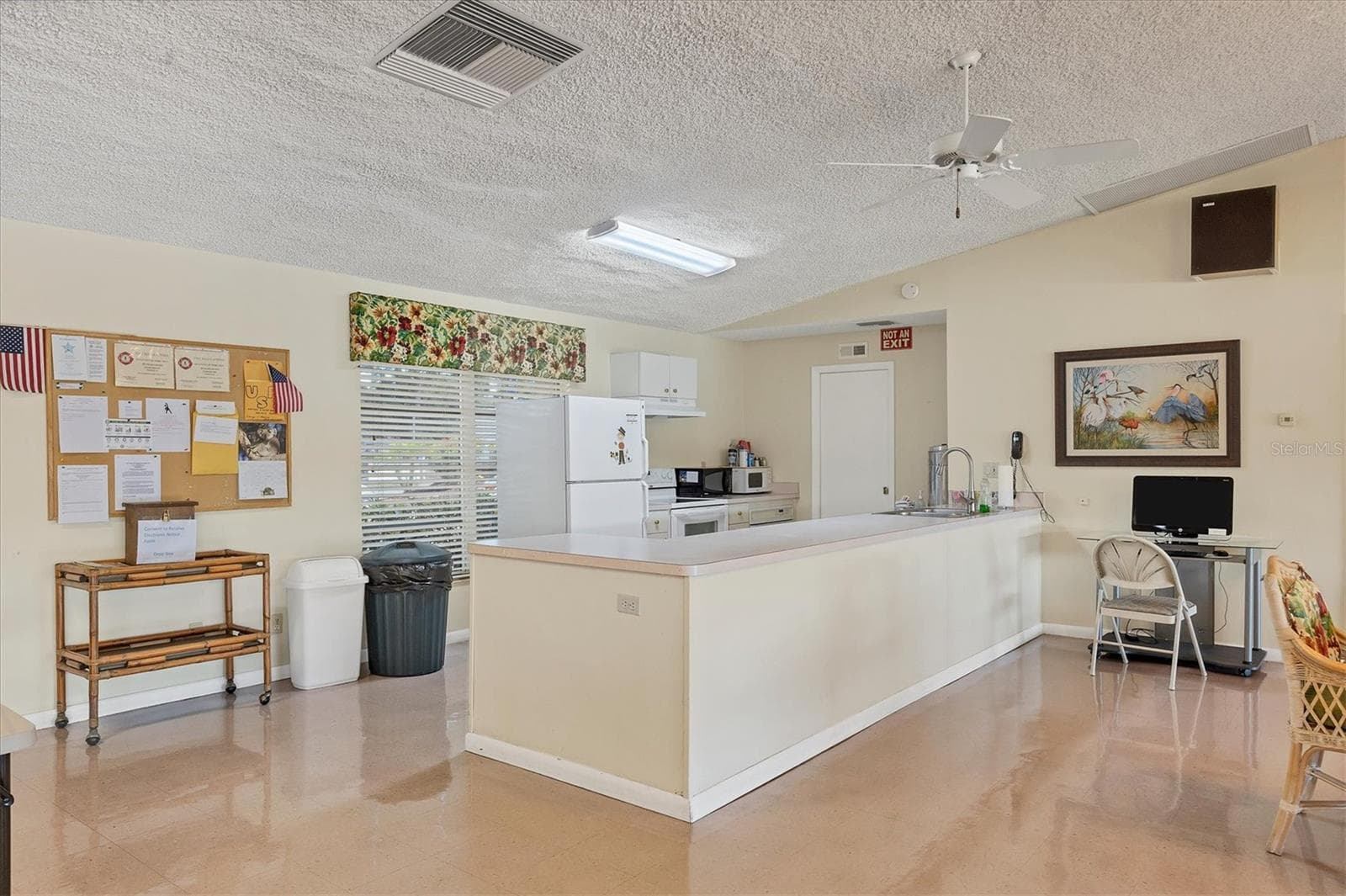 Community kitchen is great for potlucks and private parties - 4538 PAWNEE TRL #197, SARASOTA