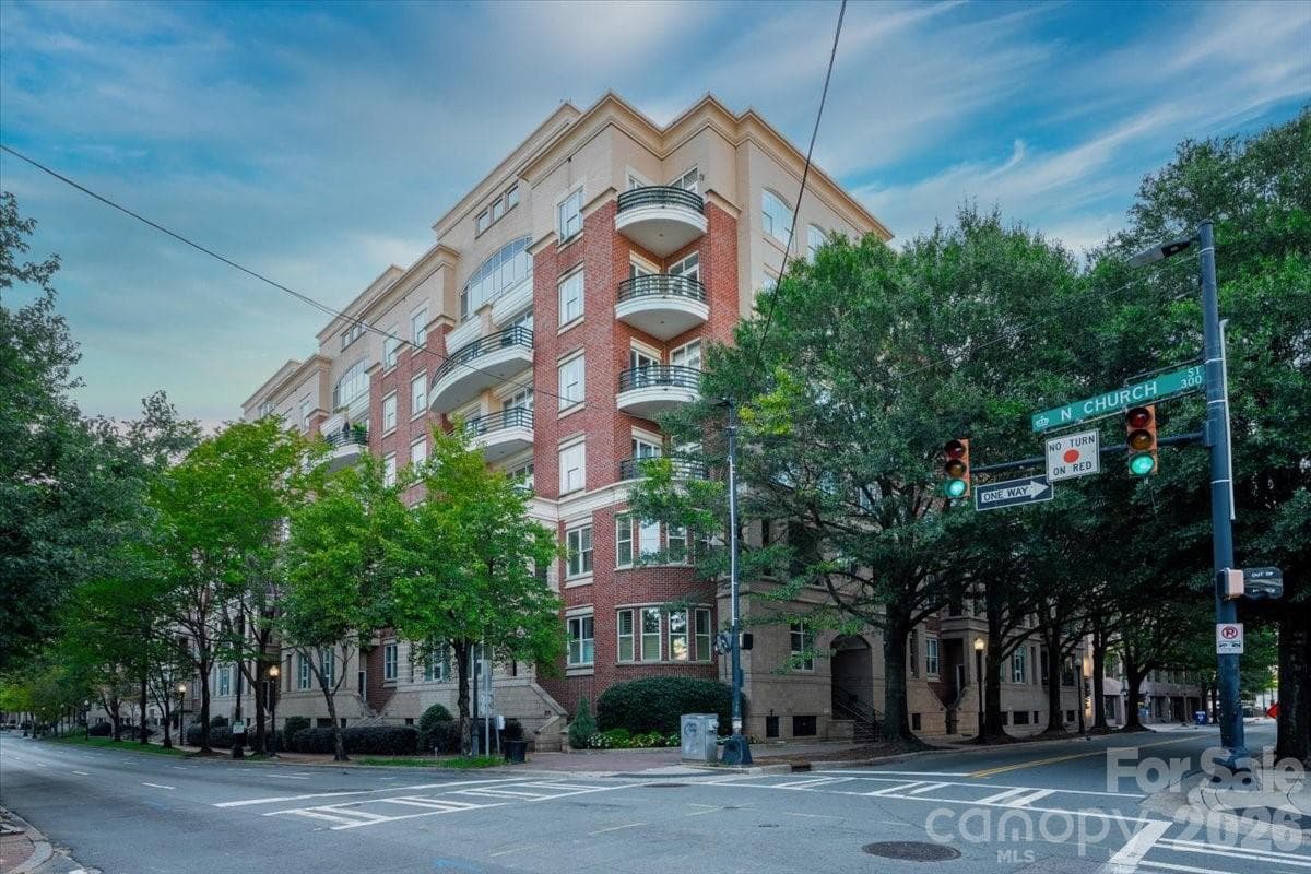 Condominium at 400 N Church Street, Charlotte, photo 9 of 37