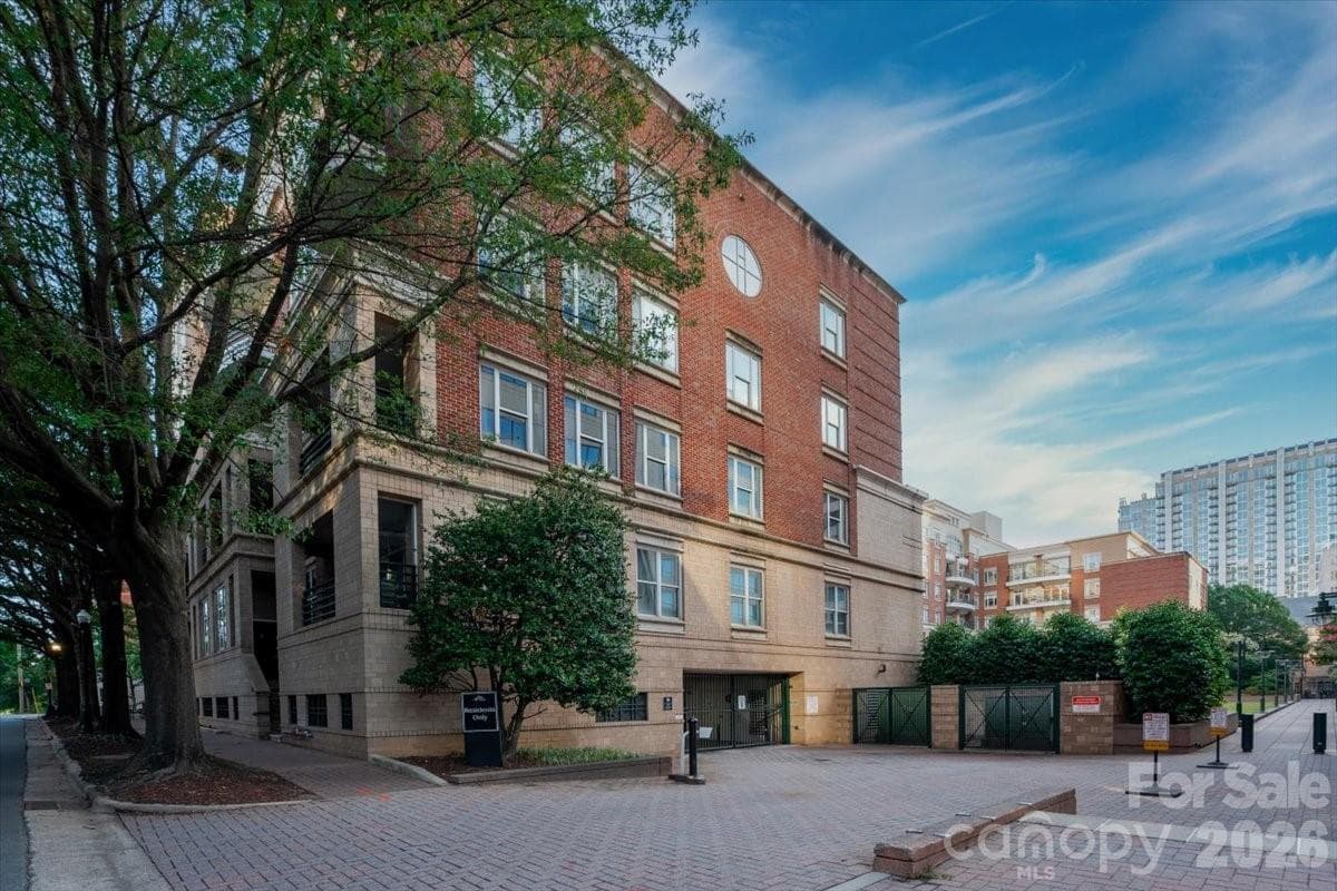 Condominium at 400 N Church Street, Charlotte, photo 6 of 37