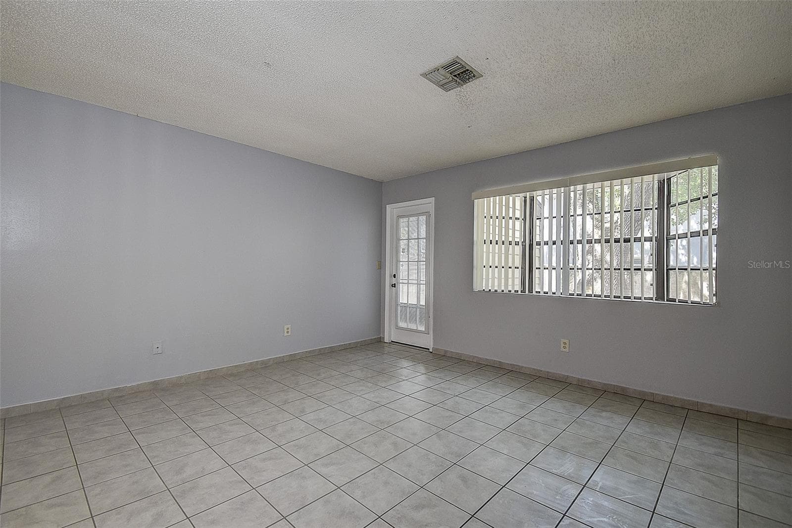 Livingroom with bay window and exit to screened back patio and fenced in back yard - 10306 COUNCILS WAY, TEMPLE TERRACE