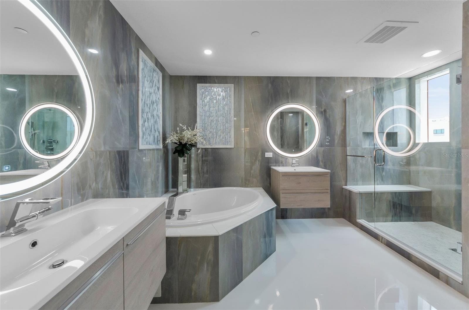 Soaking tub, walk in shower - 331 CLEVELAND ST #1101, CLEARWATER