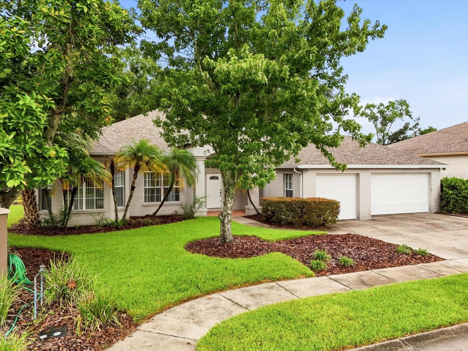 Single Family Residence at 14902 DEVONSHIRE WOODS PL, TAMPA, photo 2 of 38