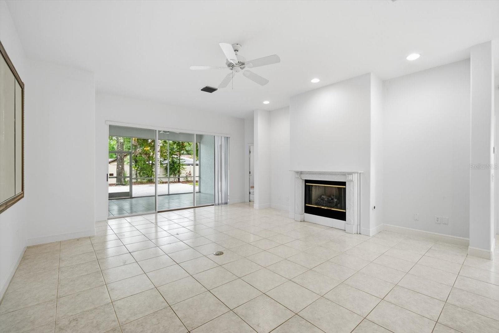 Single Family Residence at 14902 DEVONSHIRE WOODS PL, TAMPA, photo 6 of 38