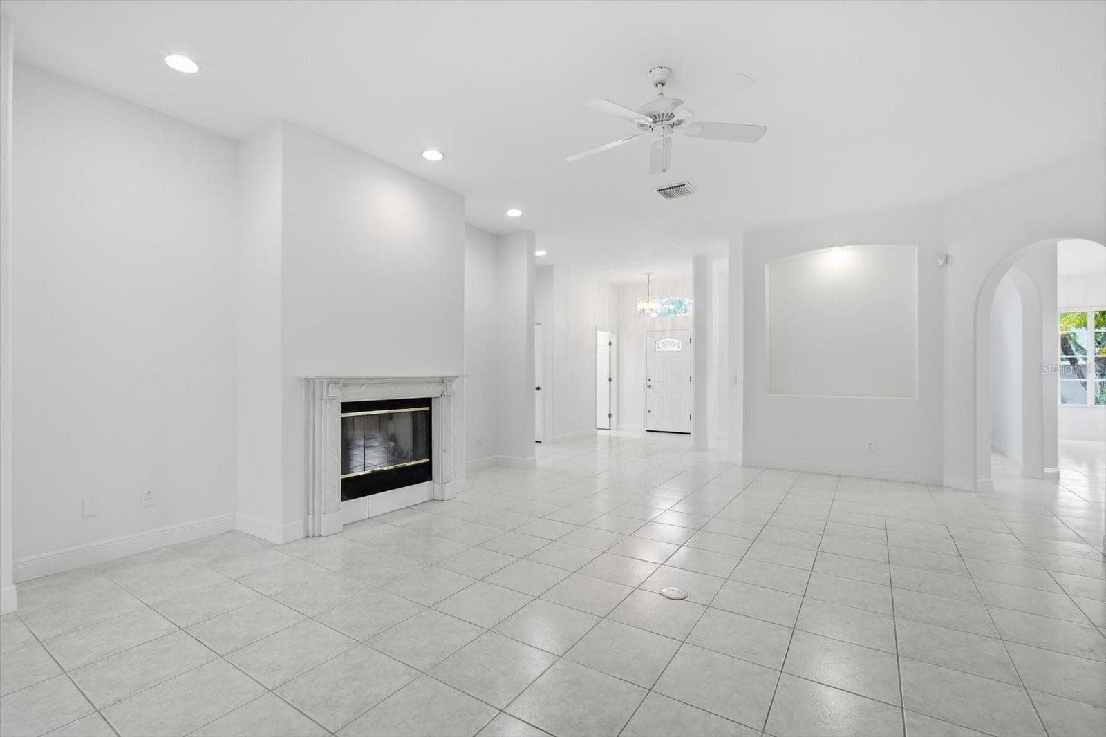 Single Family Residence at 14902 DEVONSHIRE WOODS PL, TAMPA, photo 7 of 38