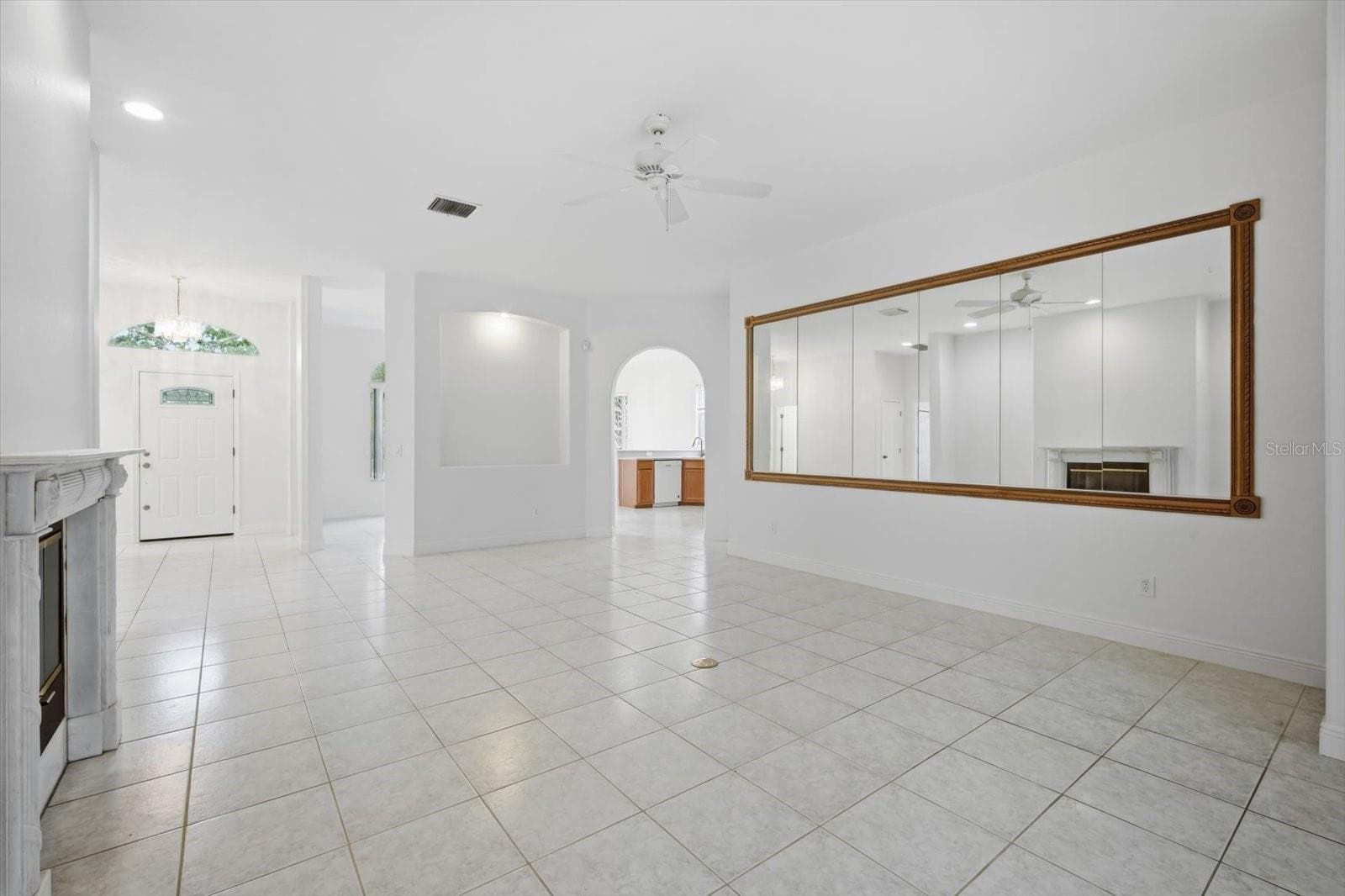 Single Family Residence at 14902 DEVONSHIRE WOODS PL, TAMPA, photo 8 of 38