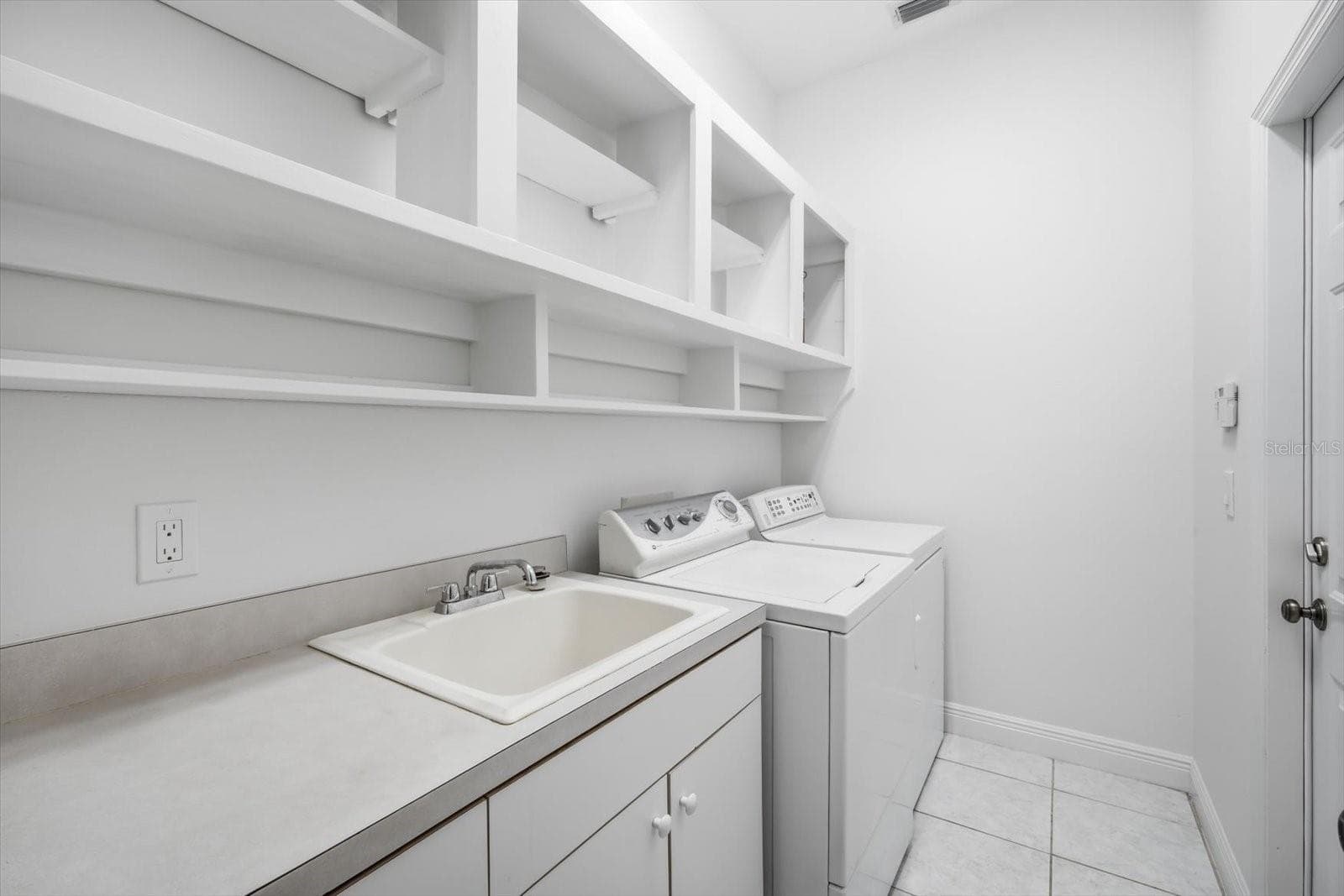 Laundry Room - 14902 DEVONSHIRE WOODS PL, TAMPA