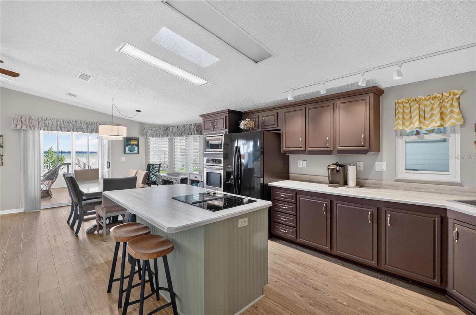 Manufactured Home at 38310 LANGLOIS PL, LEESBURG, photo 13 of 61