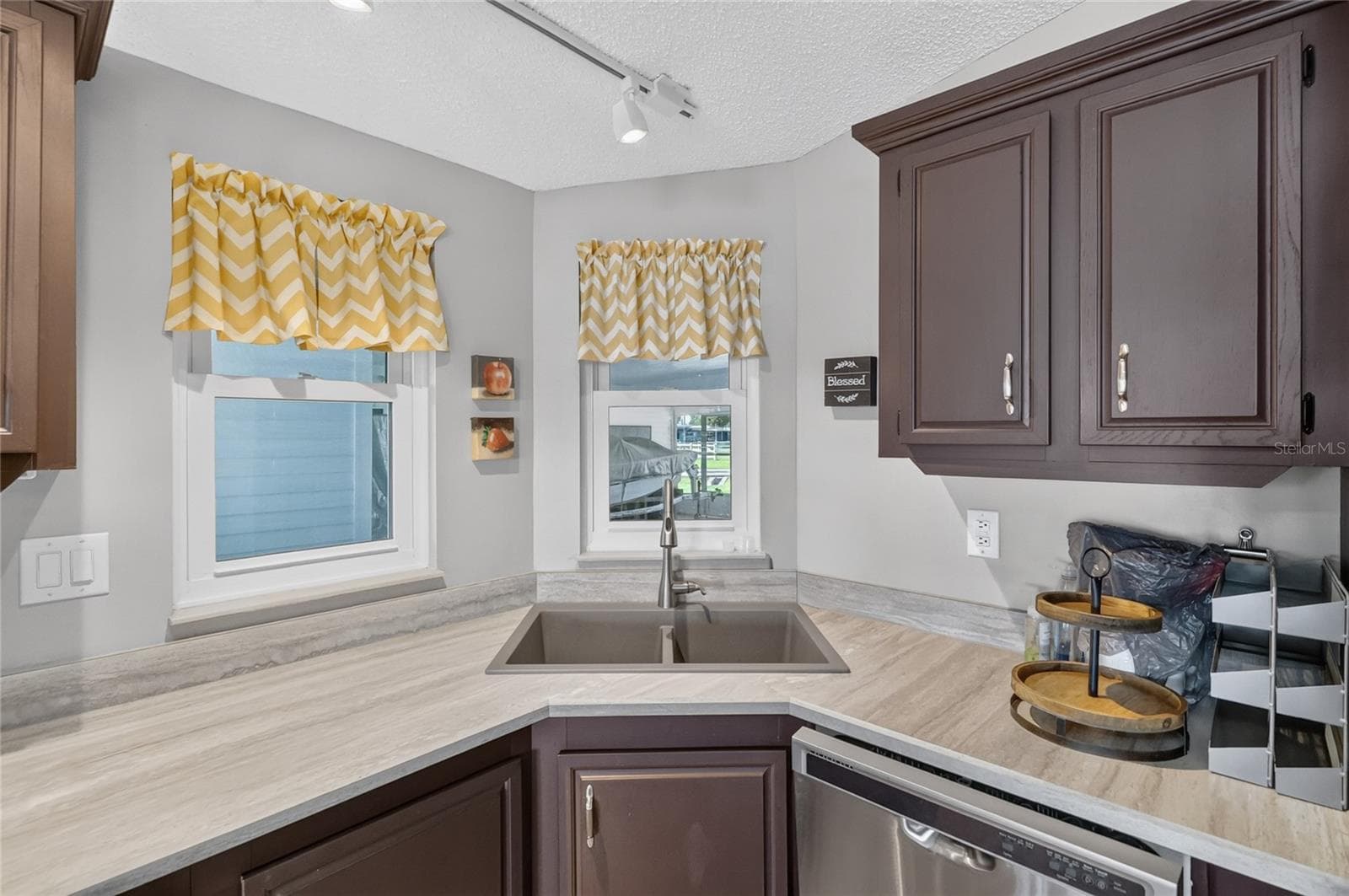 Manufactured Home at 38310 LANGLOIS PL, LEESBURG, photo 18 of 61