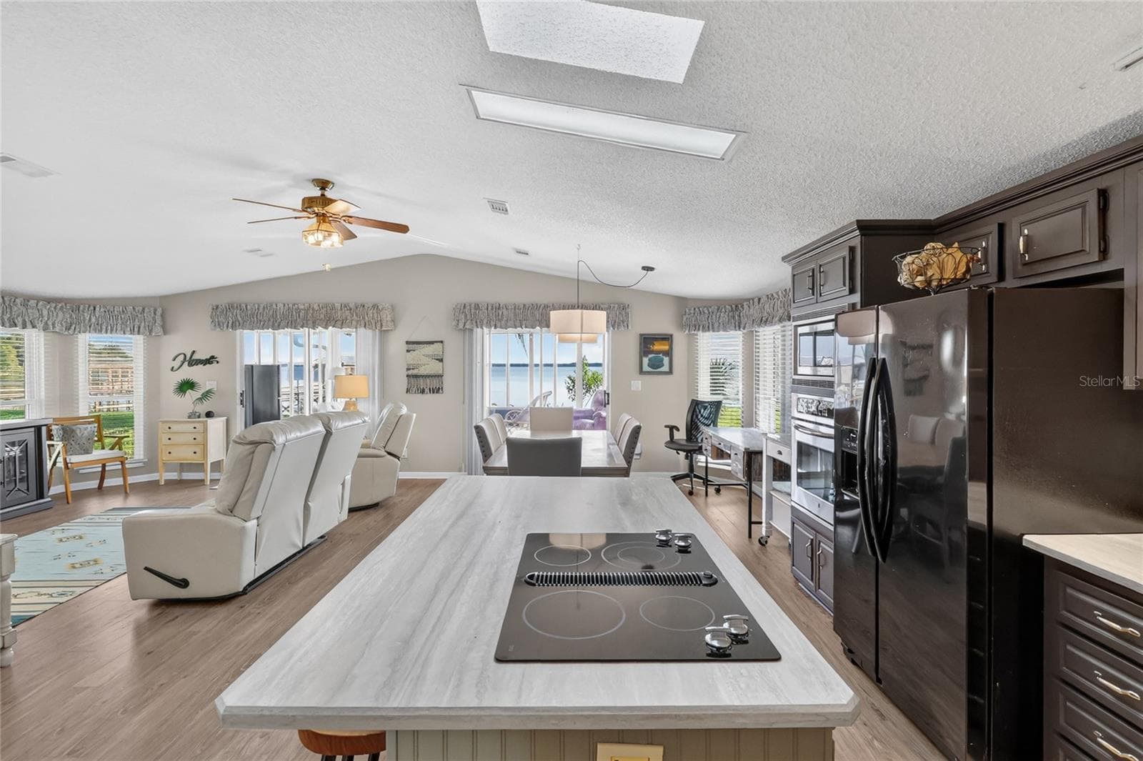 Manufactured Home at 38310 LANGLOIS PL, LEESBURG, photo 20 of 61