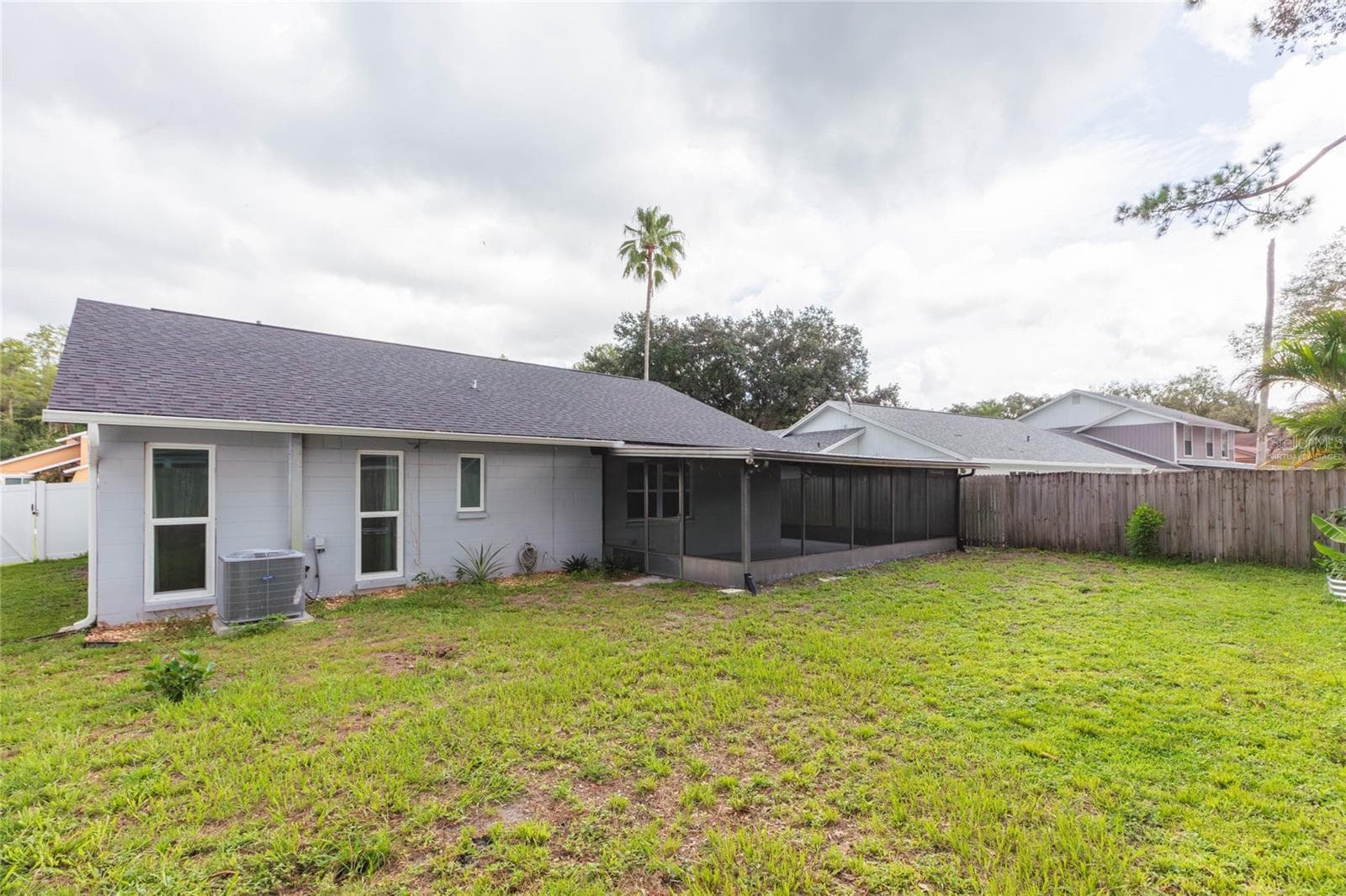 Virtually staged - 2705 LAKEVILLE DR, TAMPA