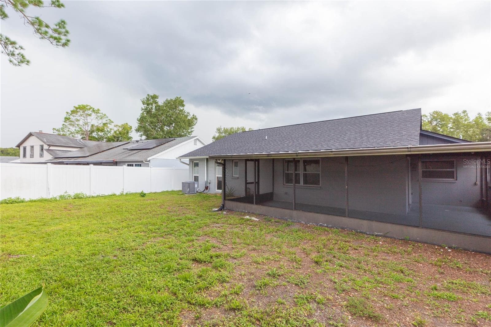 Virtually staged - 2705 LAKEVILLE DR, TAMPA