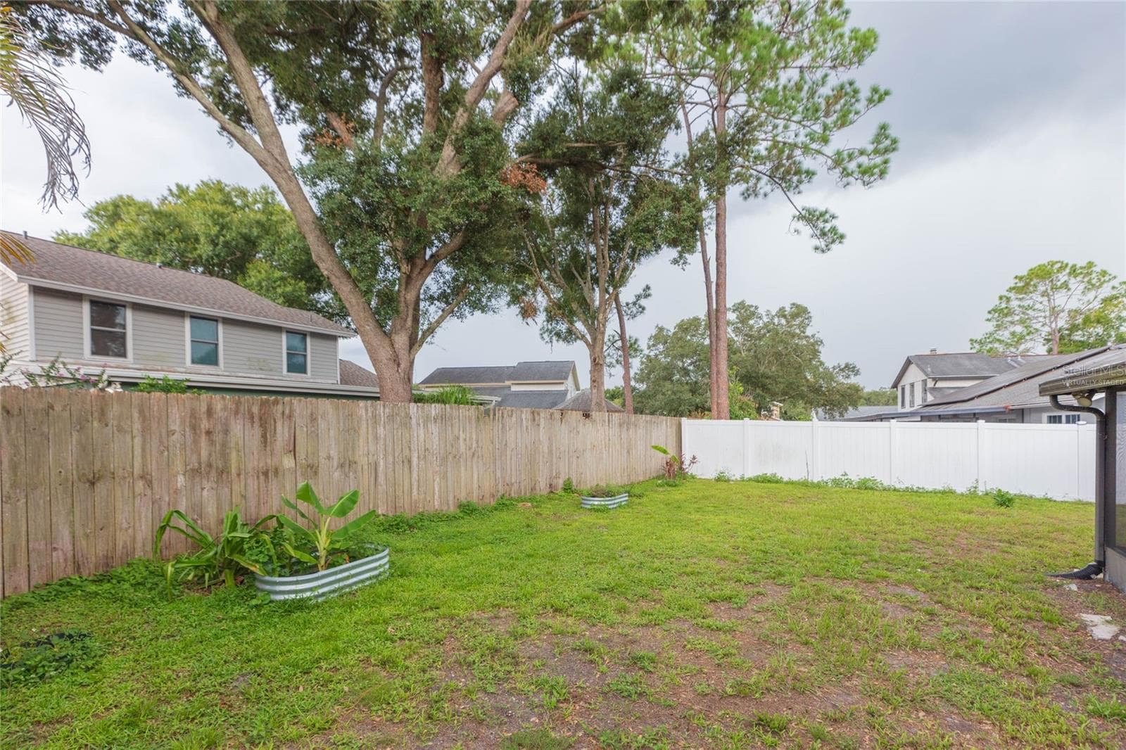 Virtually staged - 2705 LAKEVILLE DR, TAMPA