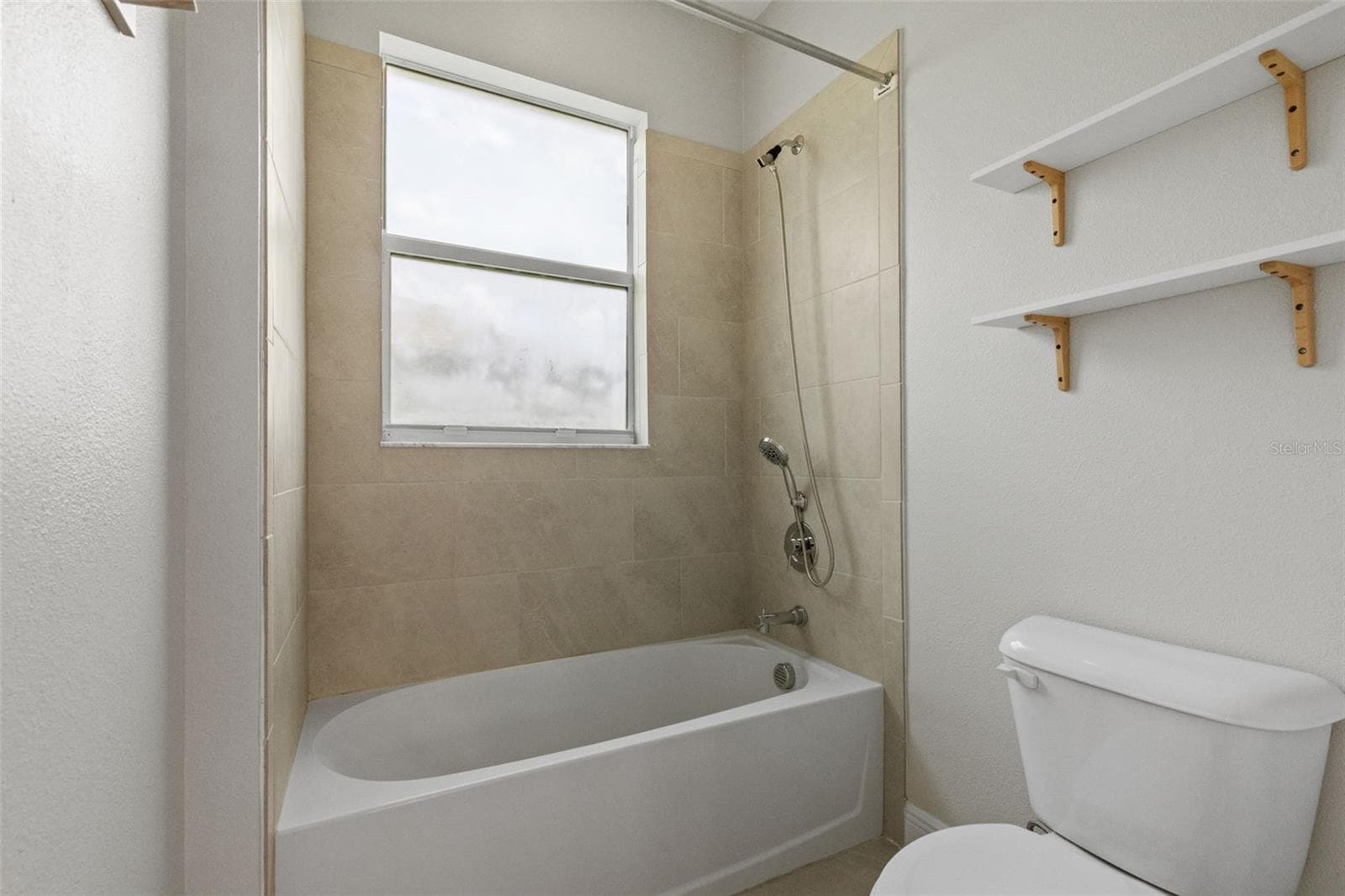 Jack-N-Jill Bathroom - 19714 LONESOME PINE DR, LAND O LAKES