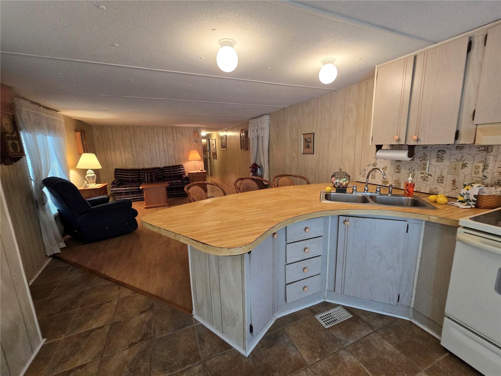 Manufactured Home at 6336 WEALTHY LN, ZEPHYRHILLS, photo 11 of 45