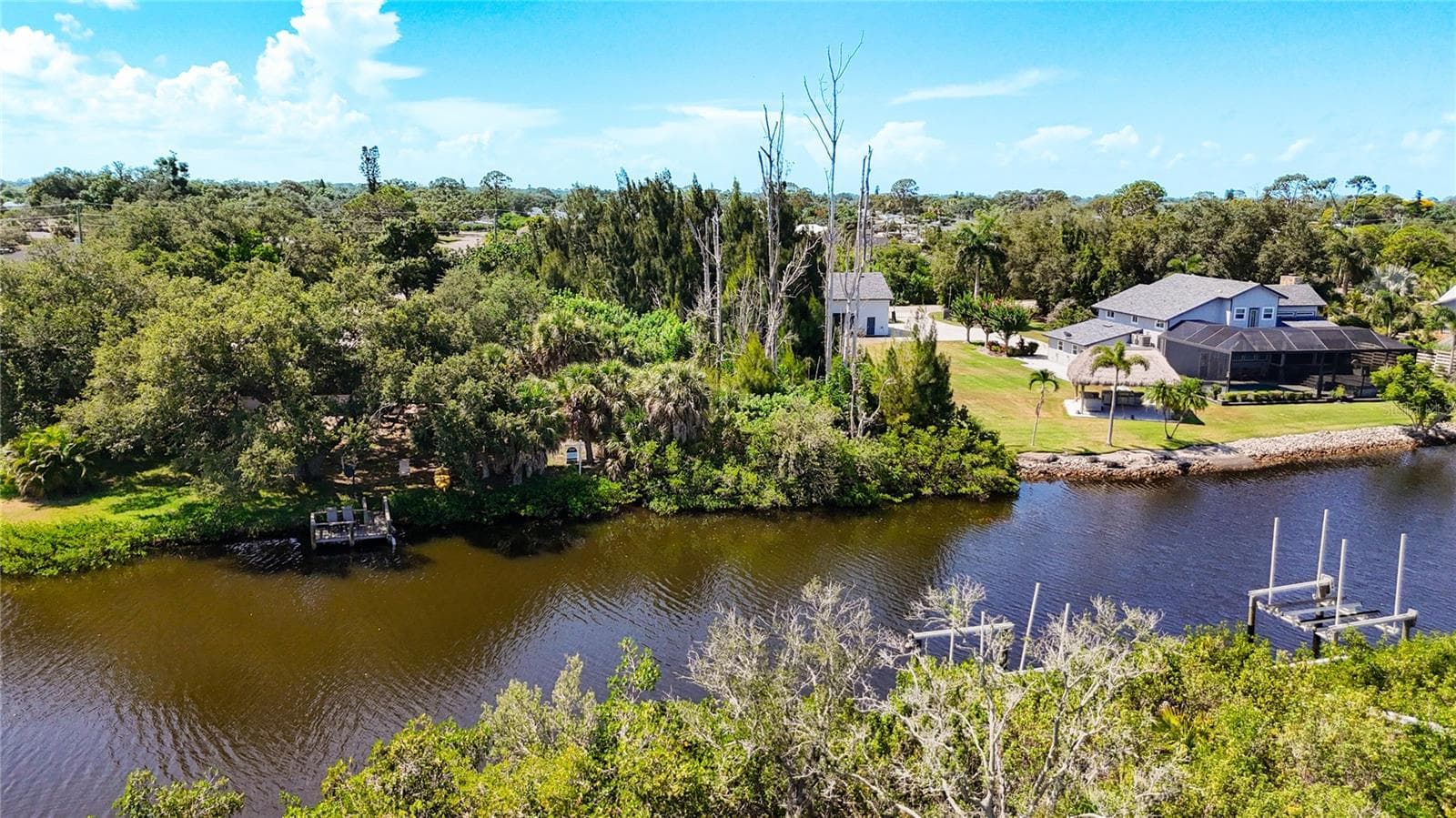 Aerial view of Alligator Creek frontage and nearby docks - LEMON BAY DR, VENICE