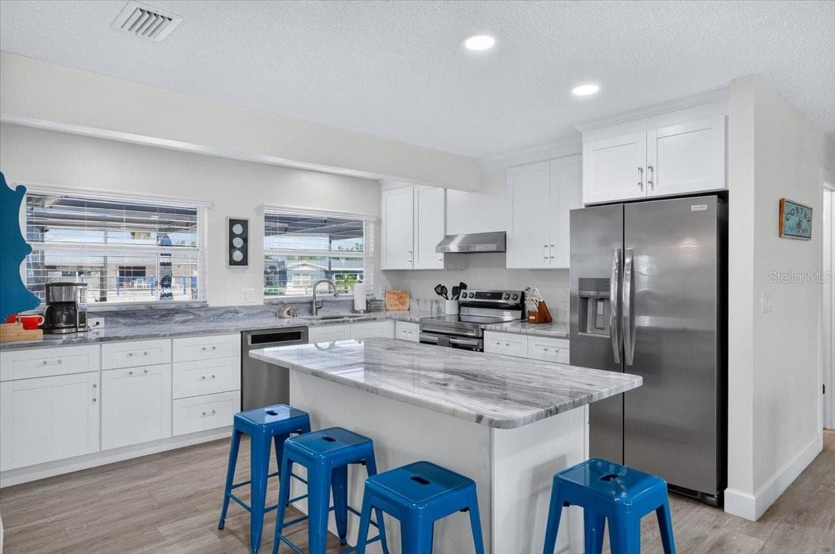 Kitchen Island with Seating - 5016 MANGROVE POINT RD, BRADENTON