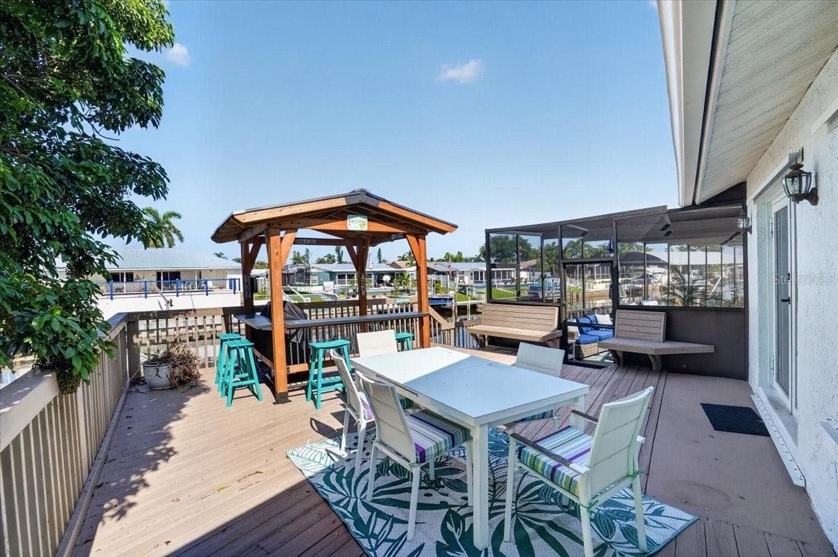 Outside Dining - 5016 MANGROVE POINT RD, BRADENTON