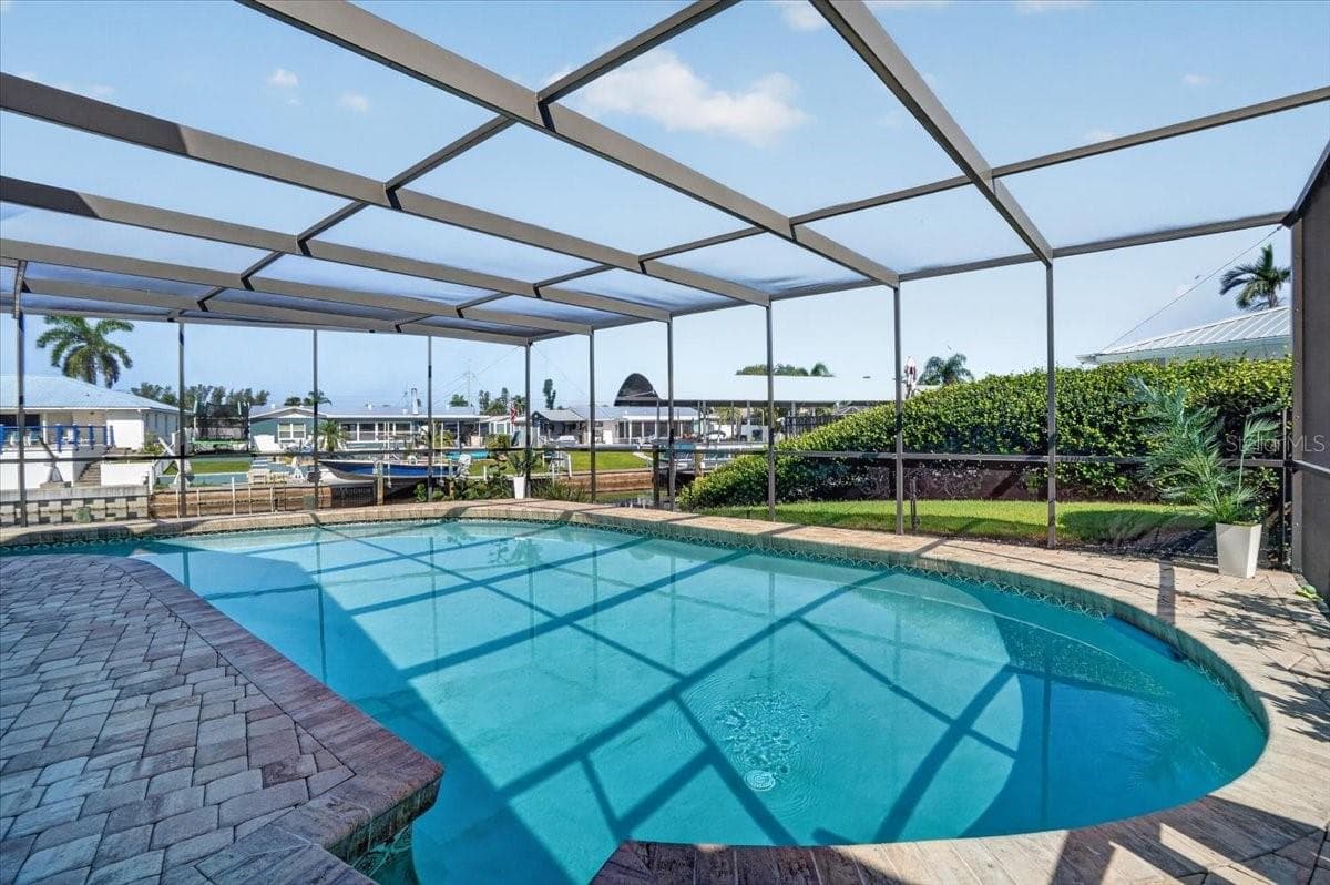 L-Shaped Wrap-Around Pool - 5016 MANGROVE POINT RD, BRADENTON