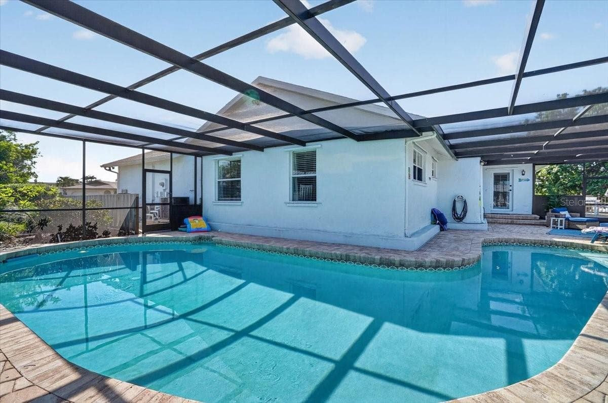 Huge Pool - 5016 MANGROVE POINT RD, BRADENTON
