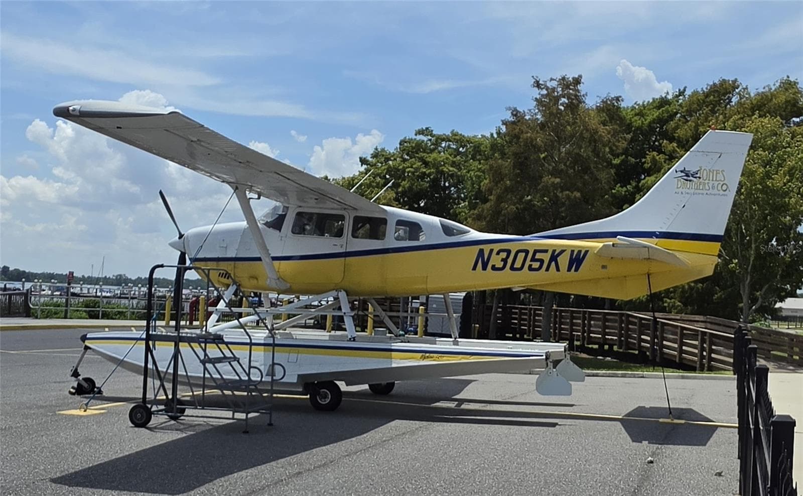 Sea Plane in Nearby Tavares - 817 OAKS SHORES RD, LEESBURG