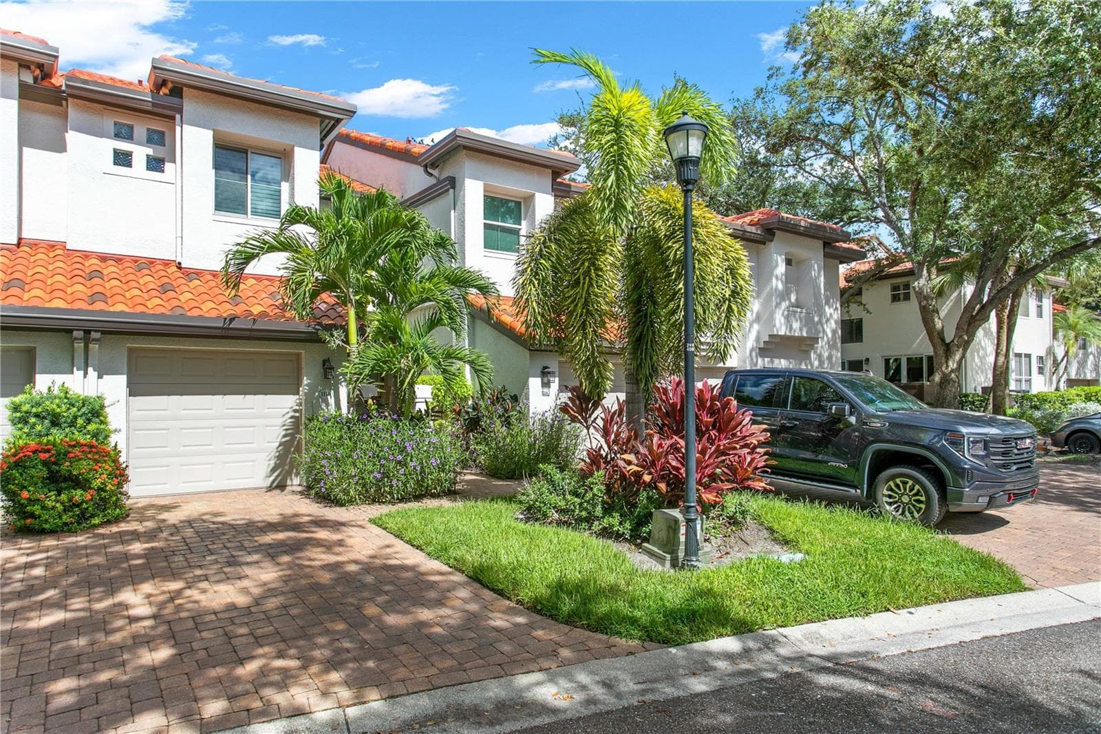 This lovely townhome features an oversized 1-car garage and lush, mature landscaping. - 1116 SHIPWATCH CIR, TAMPA