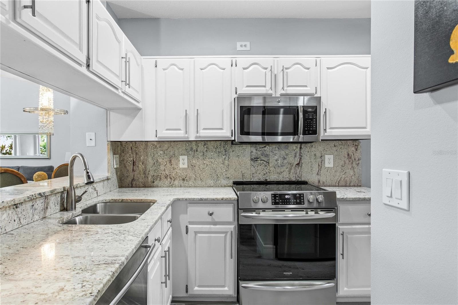 The light filled kitchen features stainless steel appliances and granite countertops. - 1116 SHIPWATCH CIR, TAMPA