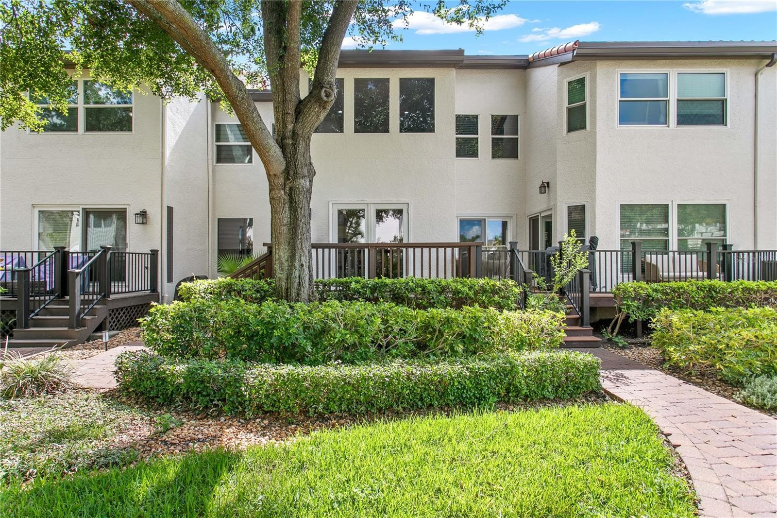 Enjoy the beautifully landscaped grounds in Harbour Homes. - 1116 SHIPWATCH CIR, TAMPA